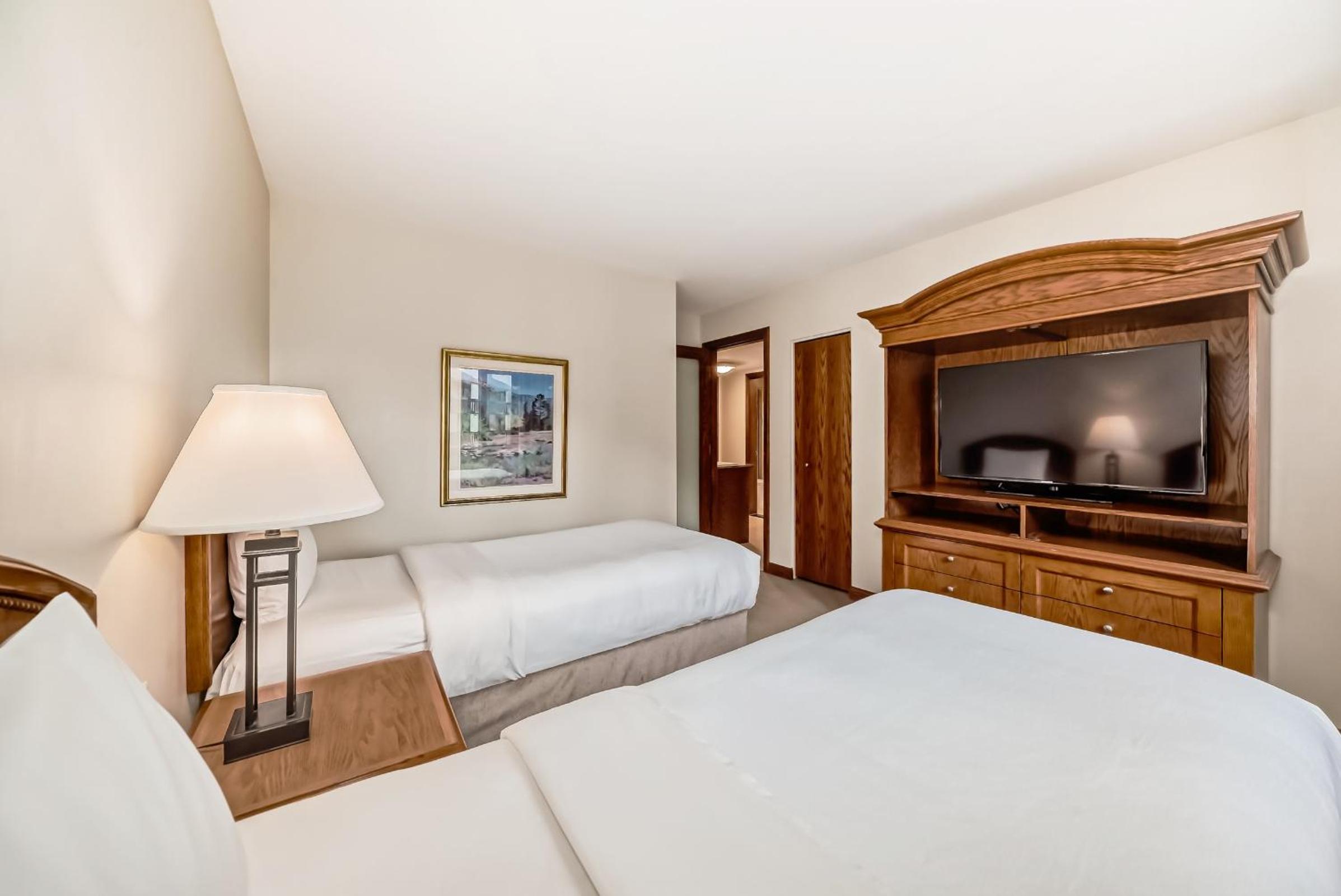 Executive Suite King and Two Single Beds - Photo 6