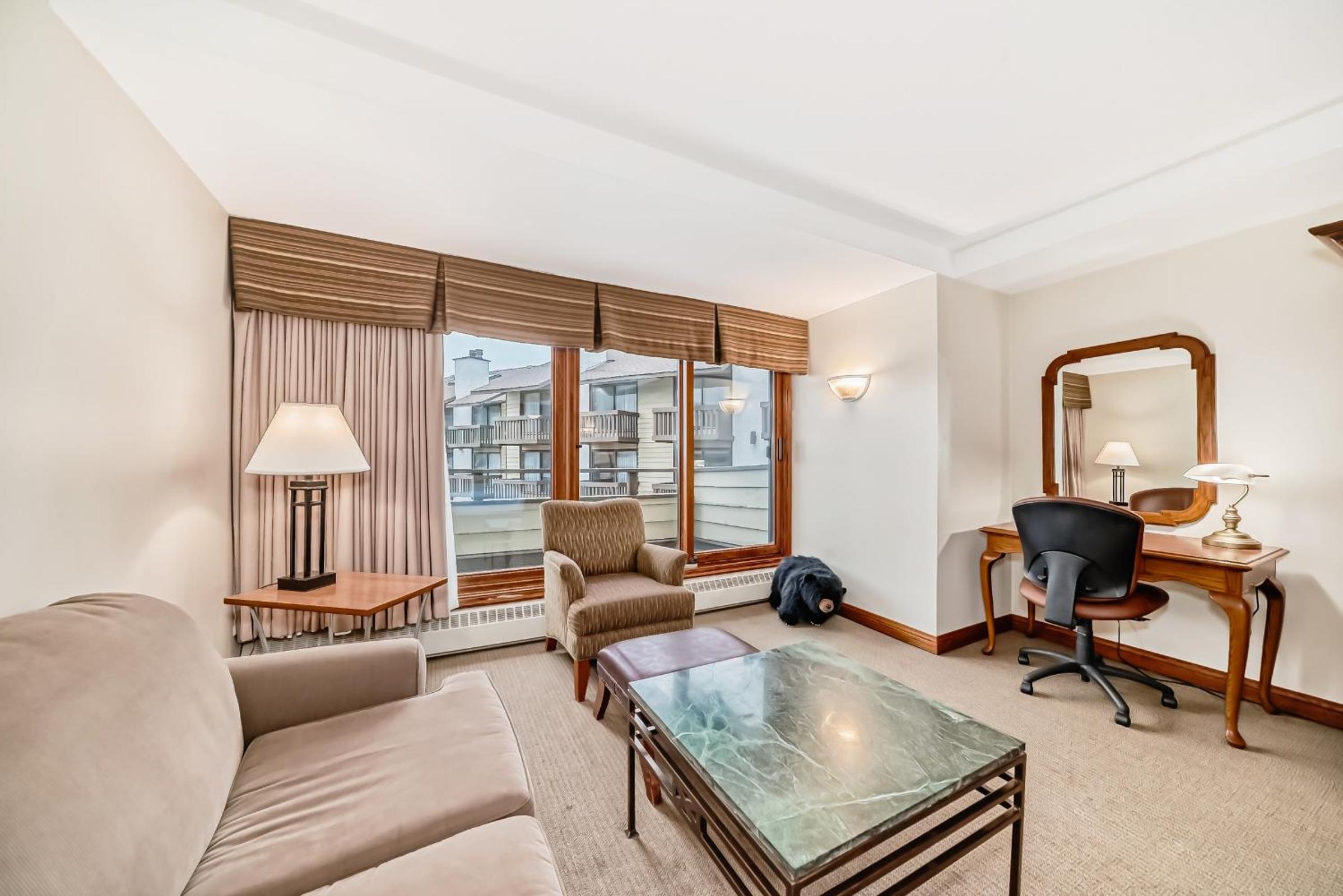 Executive Suite King and Two Single Beds - Photo 7