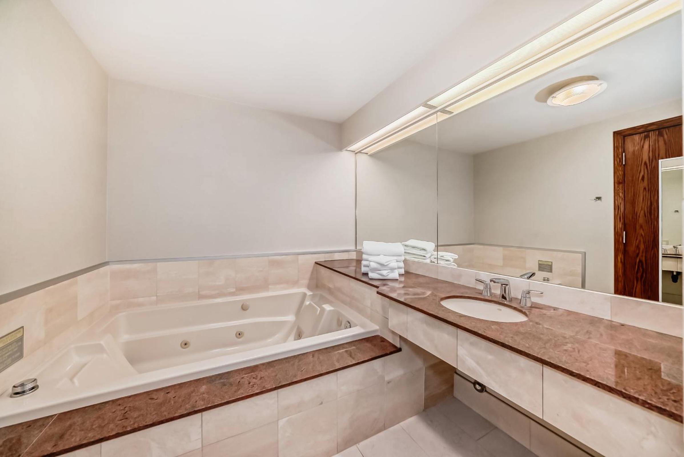 Queen Suite with Whirlpool photo 3