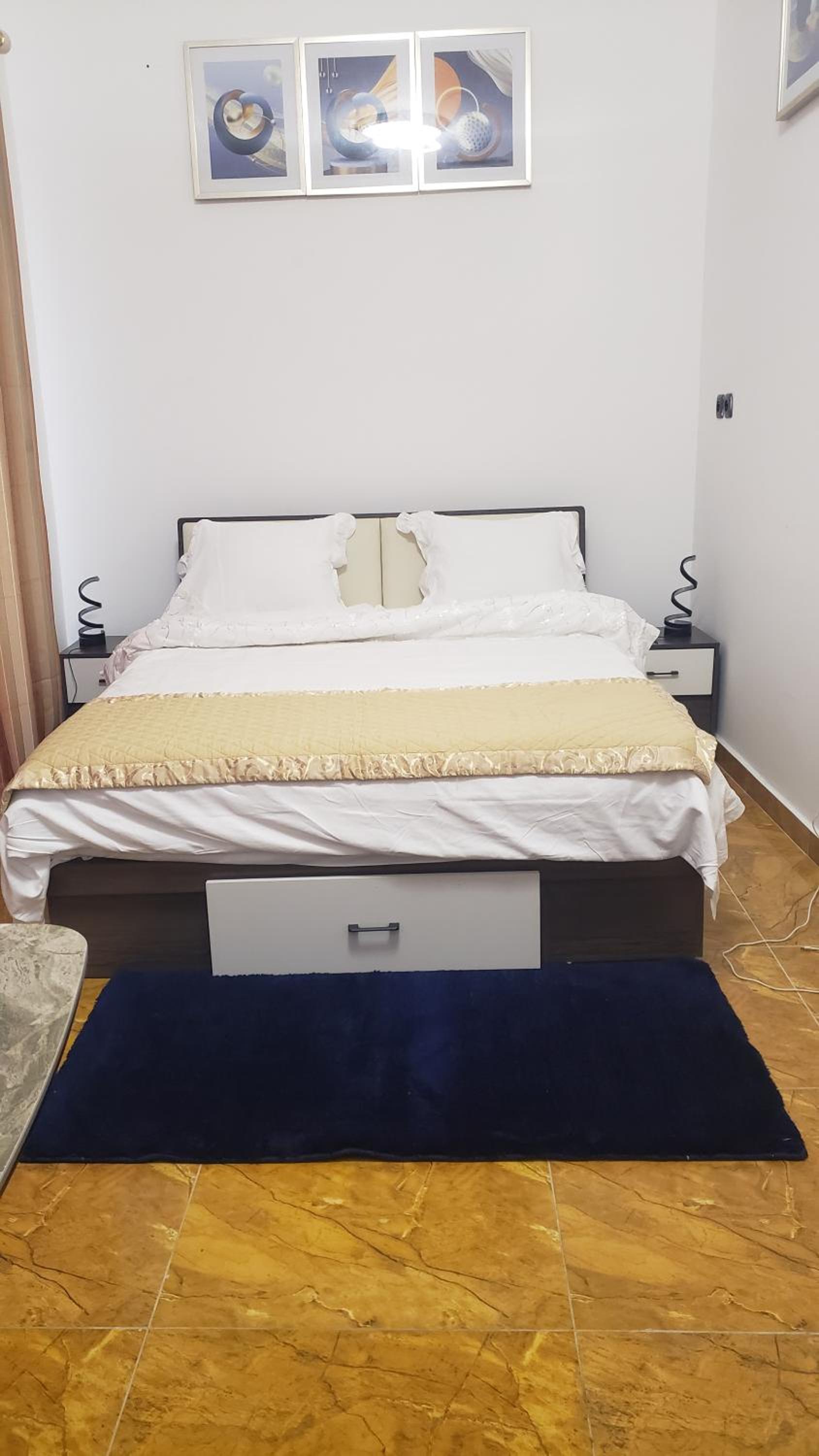 One-Bedroom Apartment photo 1