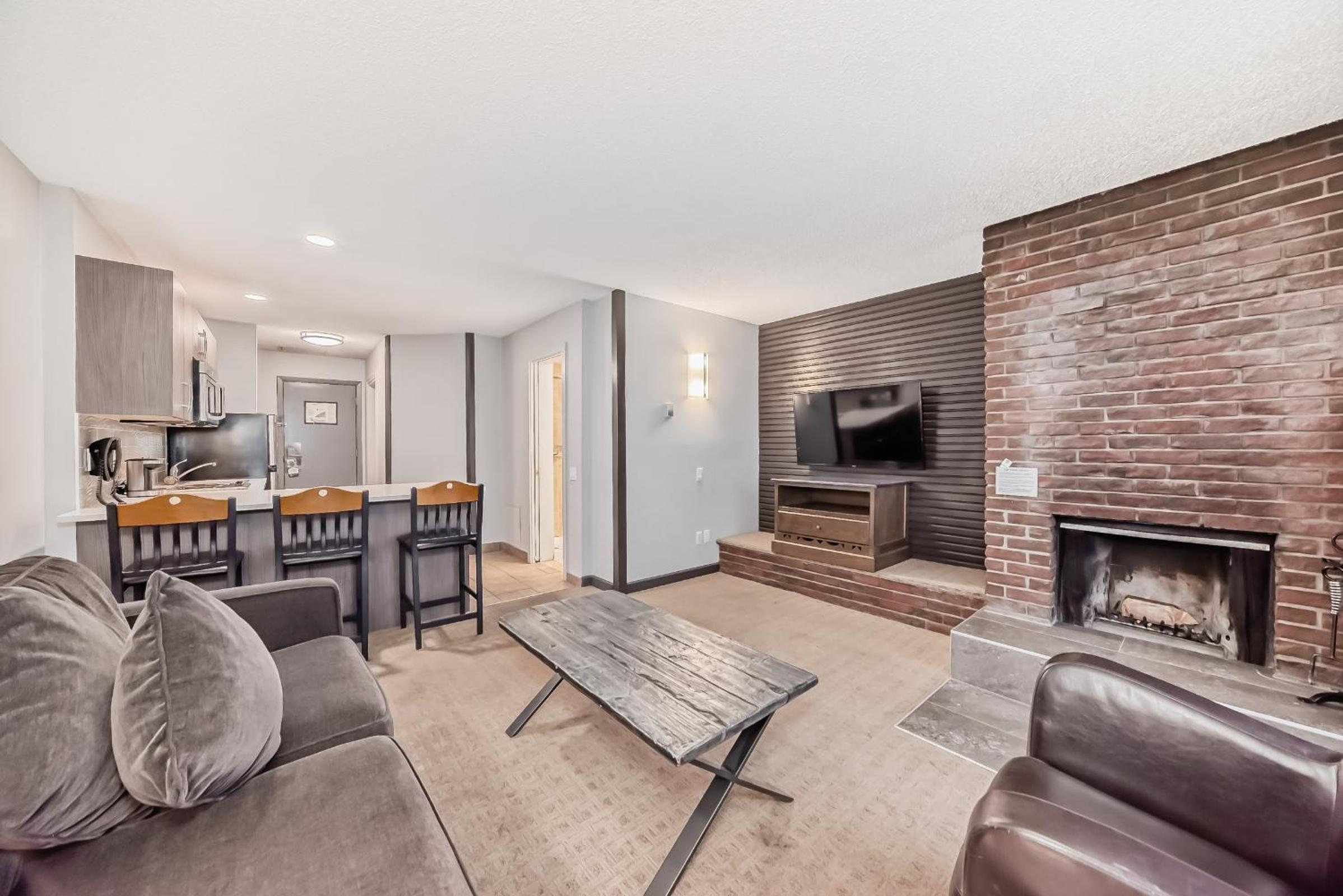 Queen Suite - Photo 2