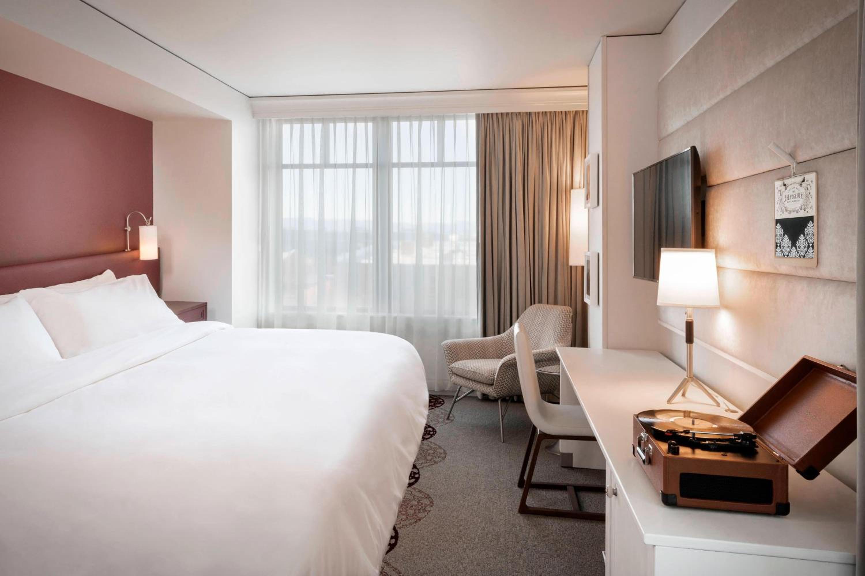 Guest room, 1 King, High floor
