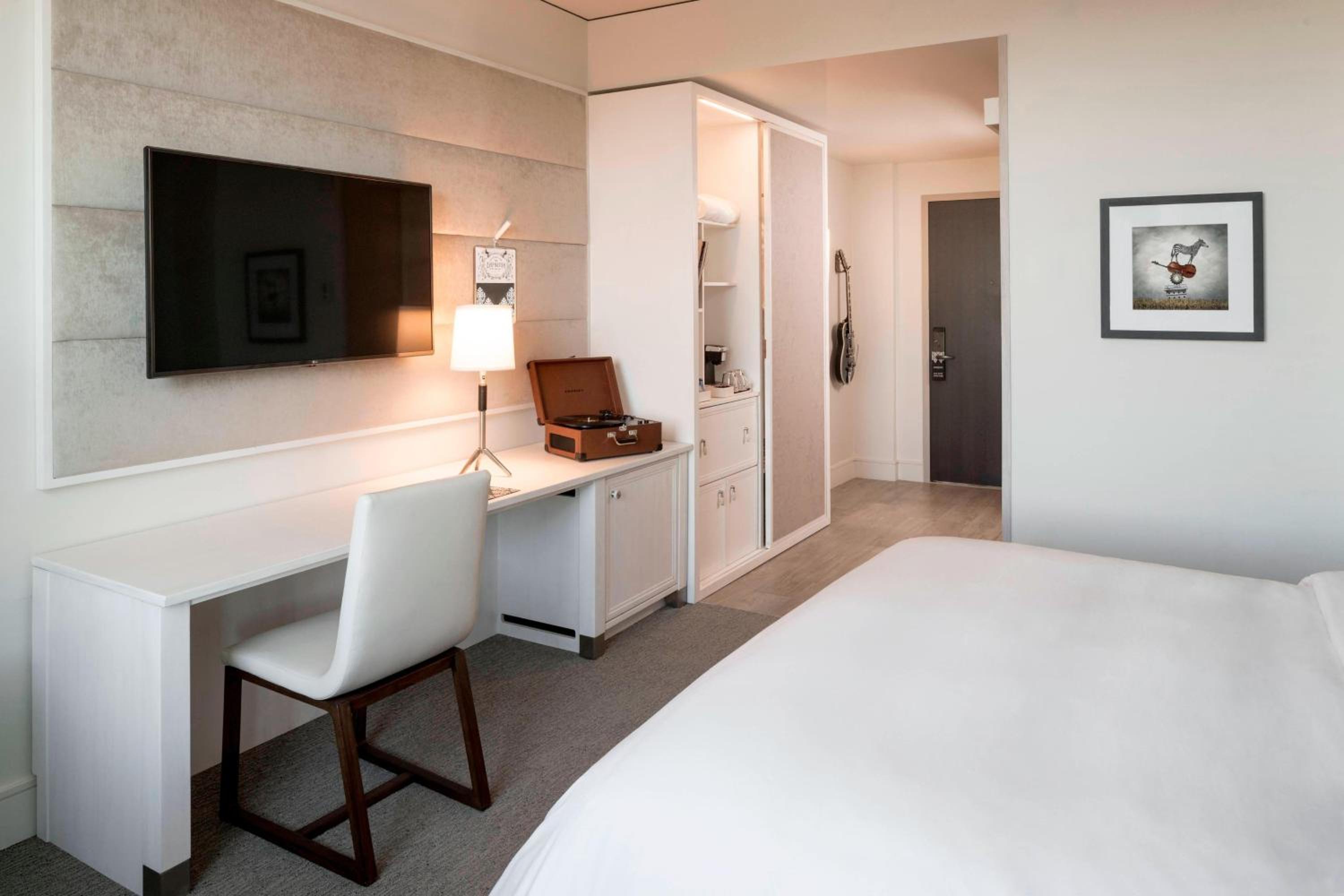 Superior Executive King Room - Mobility Accessible/Roll-in Shower photo 1