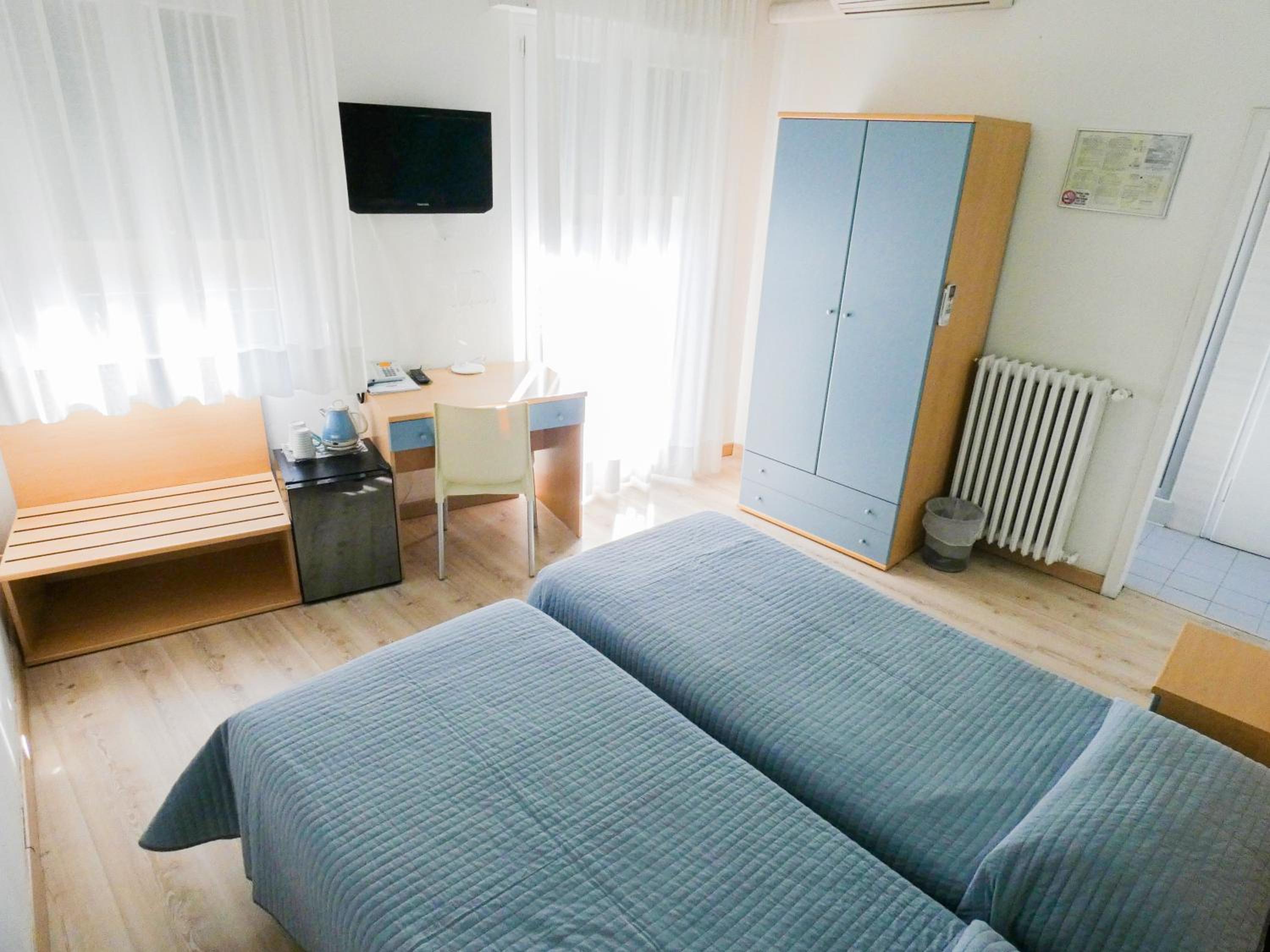 Double or Twin Room with Balcony - Photo 8