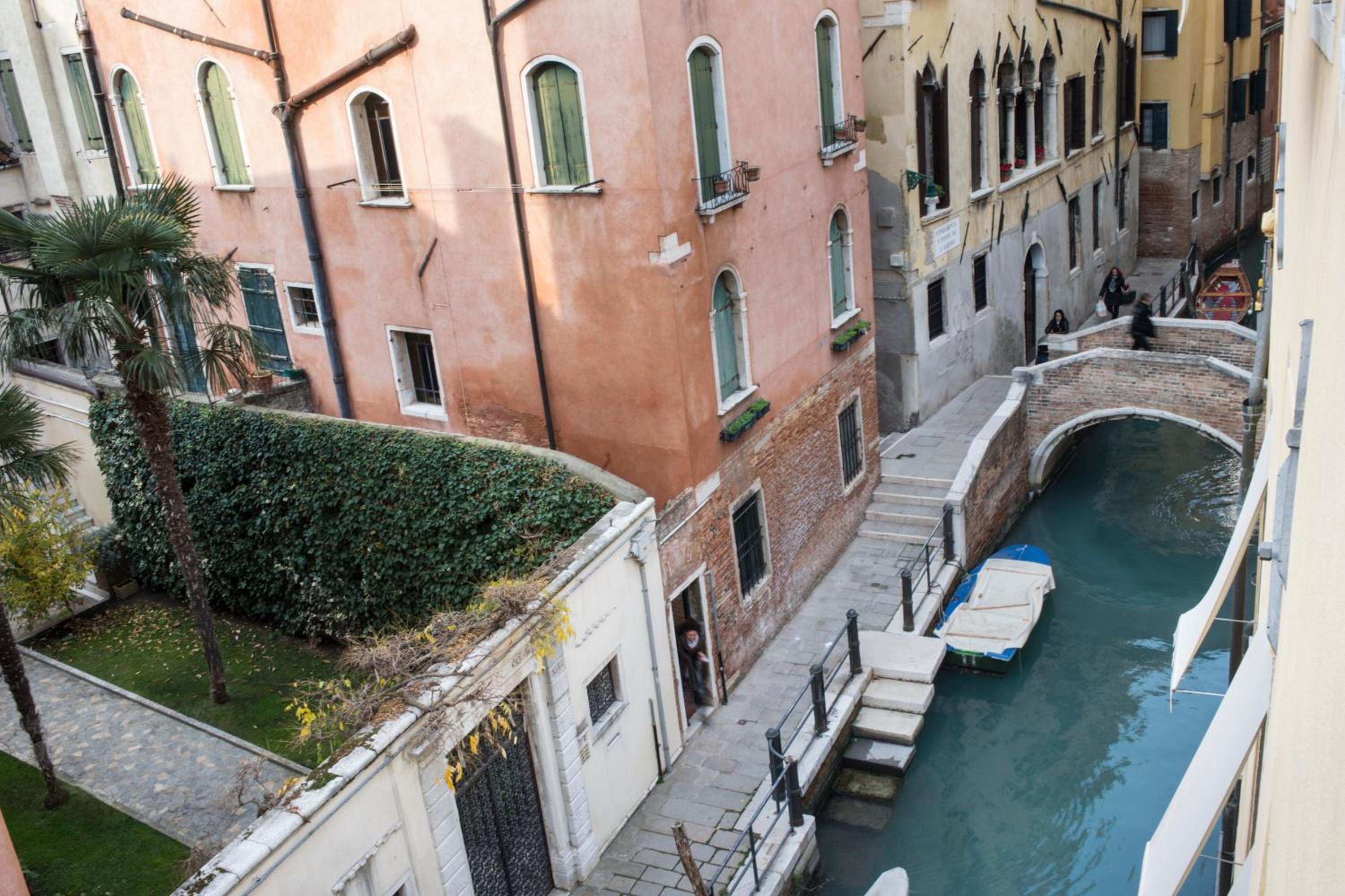 Junior Suite with Balcony Canal View thumbnail 6