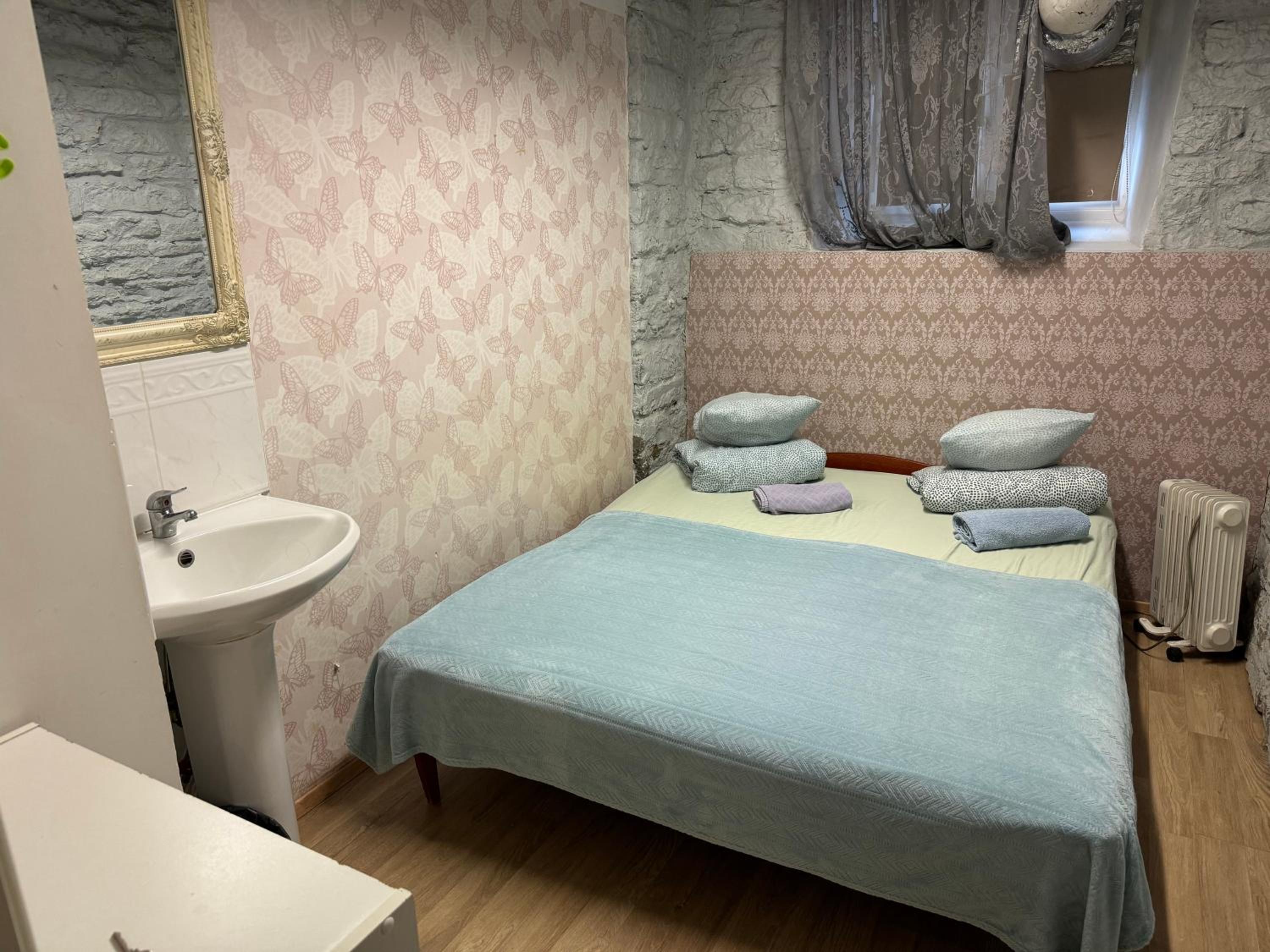 Budget Double Room - Semi-Basement Floor - Photo 10