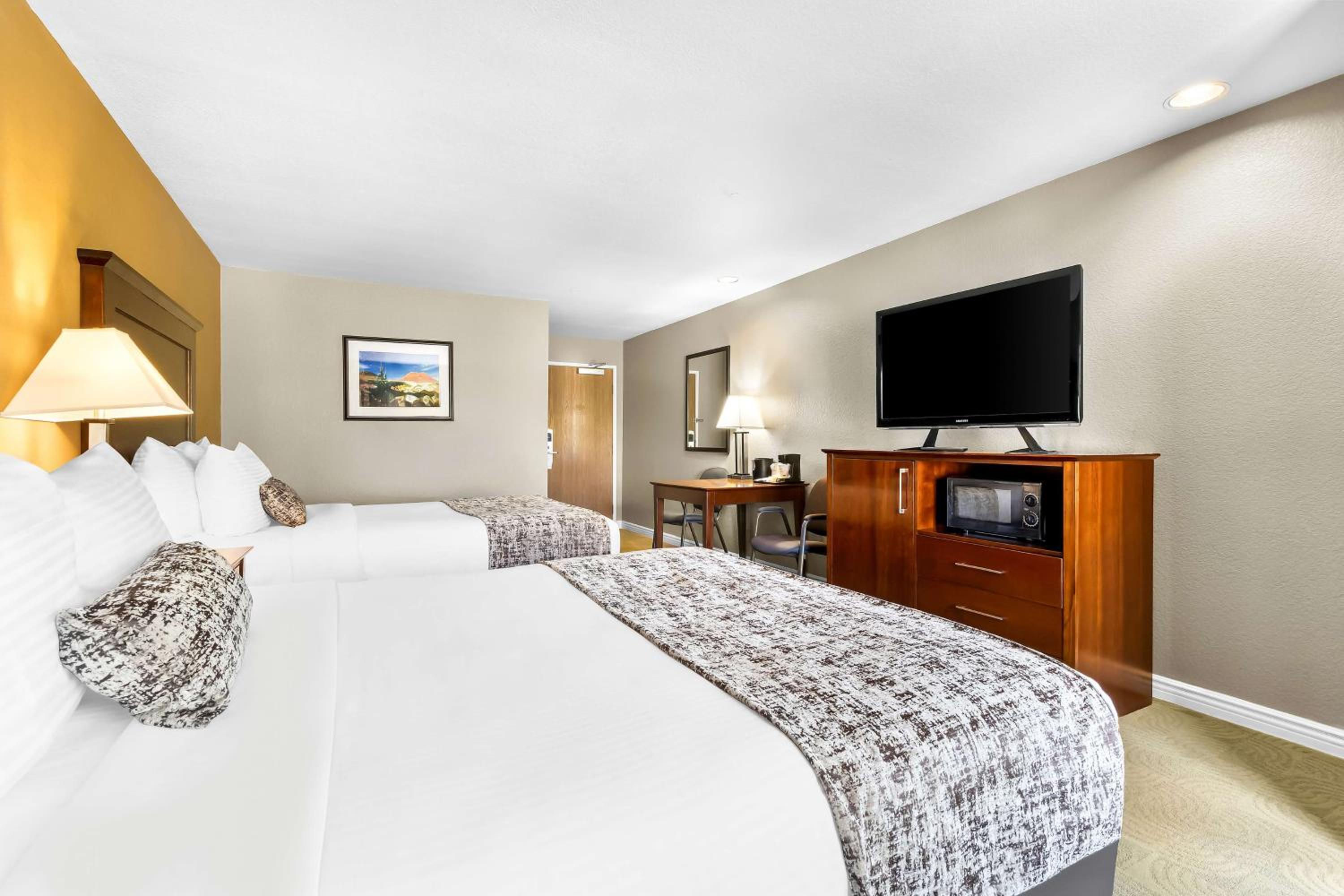 Queen Room with Two Queen Beds - Communication Assistance/Non-Smoking photo 2