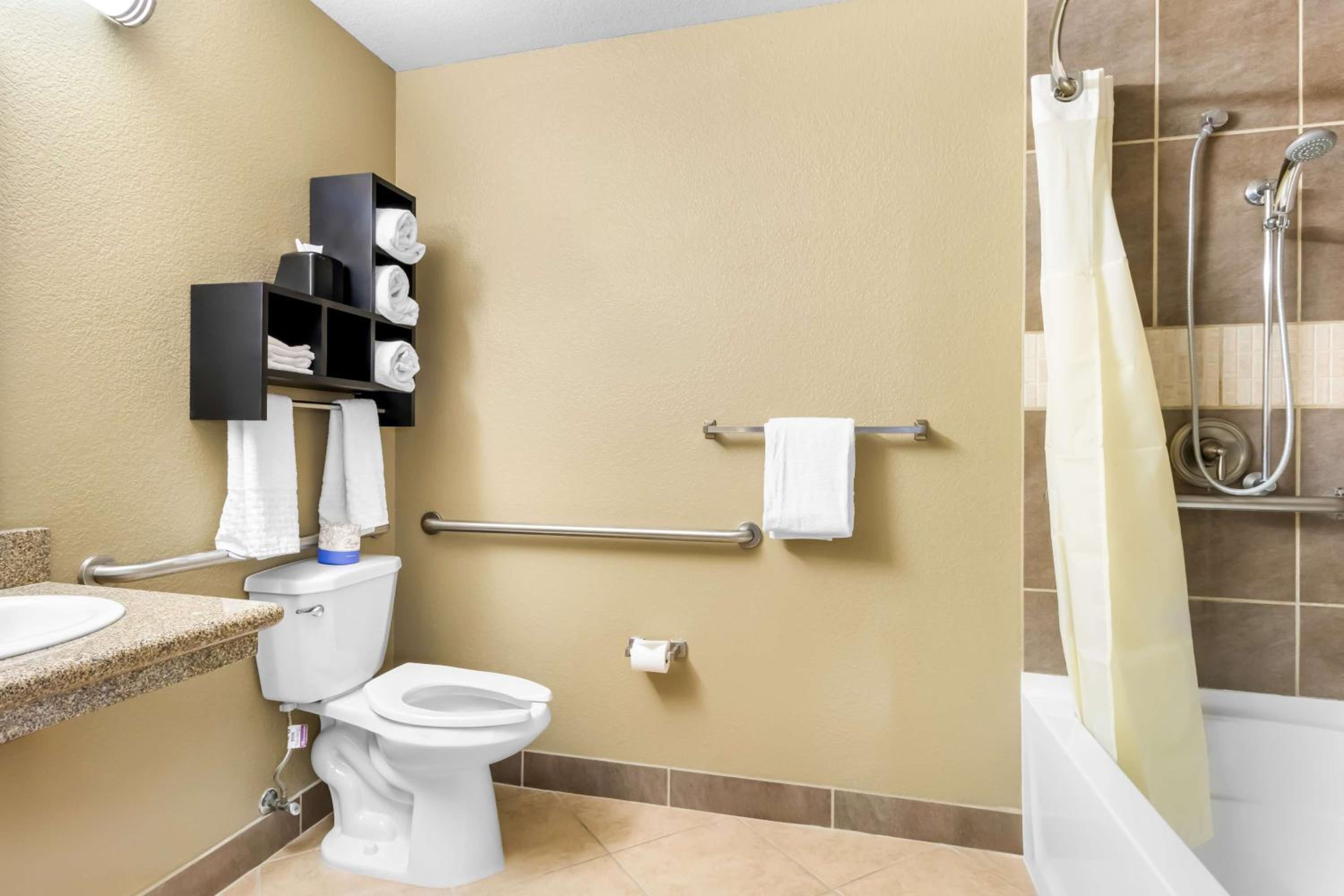 King Room with Bath Tub - Mobility Accessible/Non-Smoking photo 2