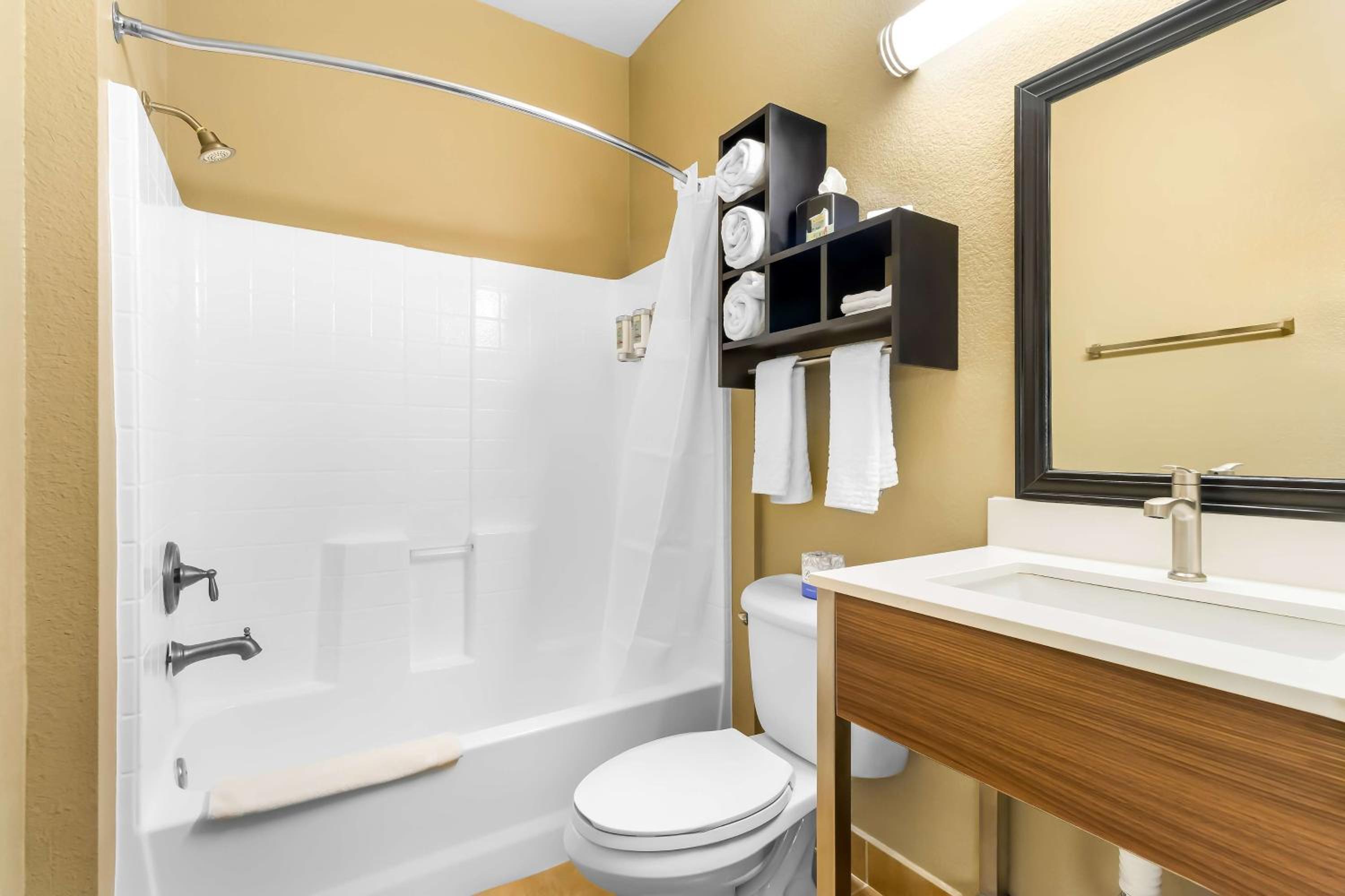 Queen Room with Two Queen Beds - Communication Assistance/Non-Smoking photo 3