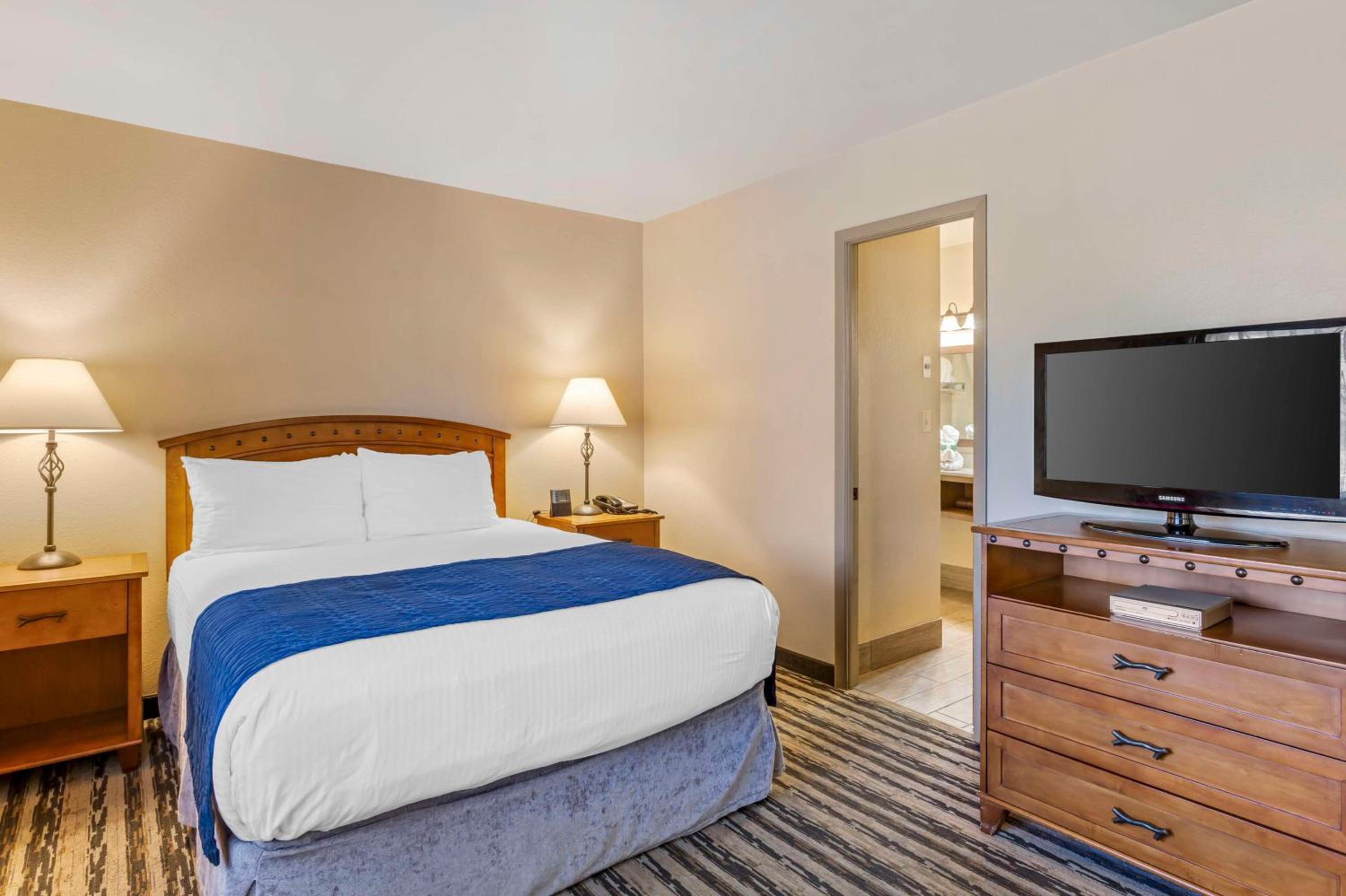 Two-Bedroom Queen Suite photo 2