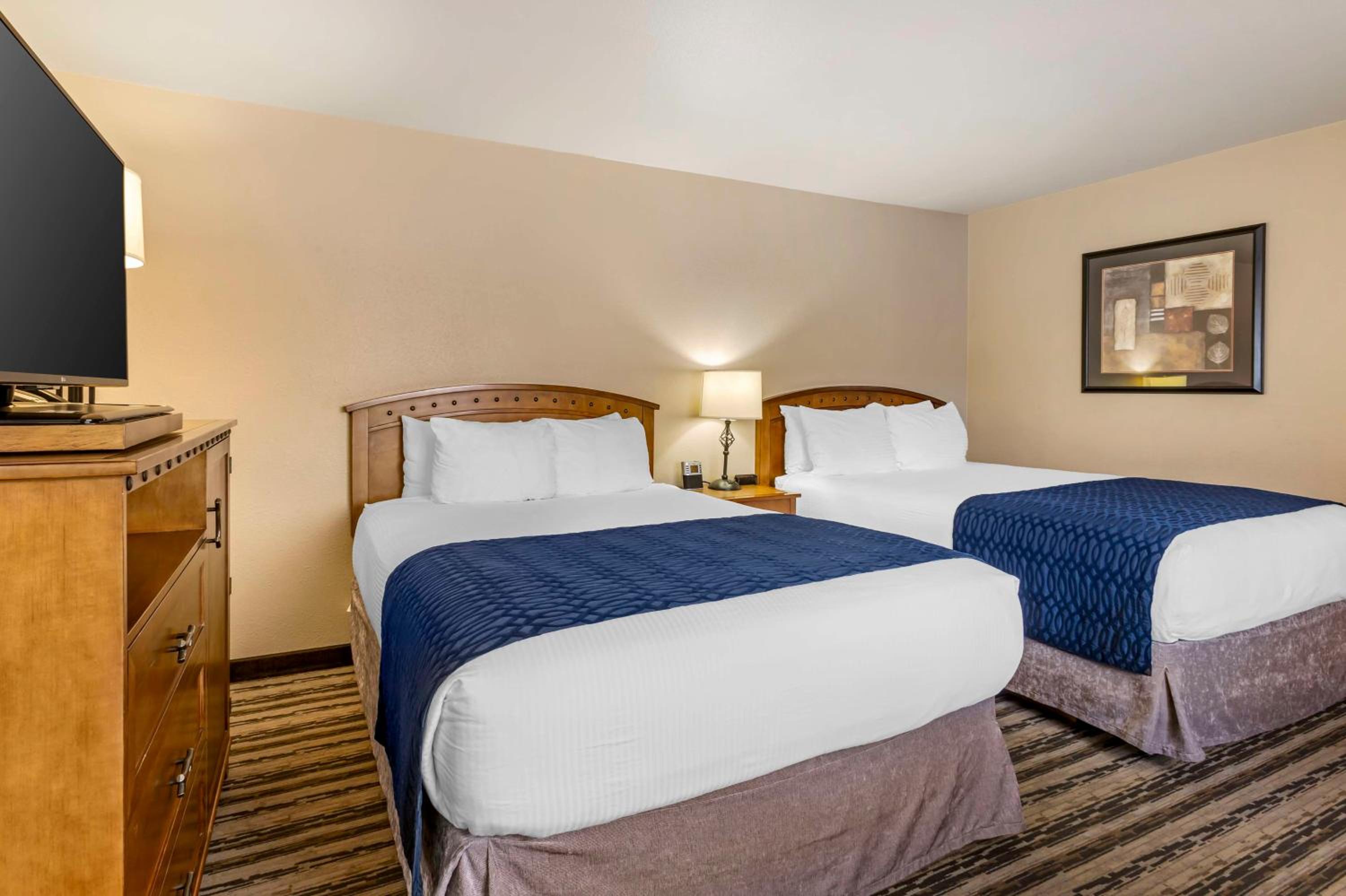 Small Queen Room with Two Queen Beds photo 2