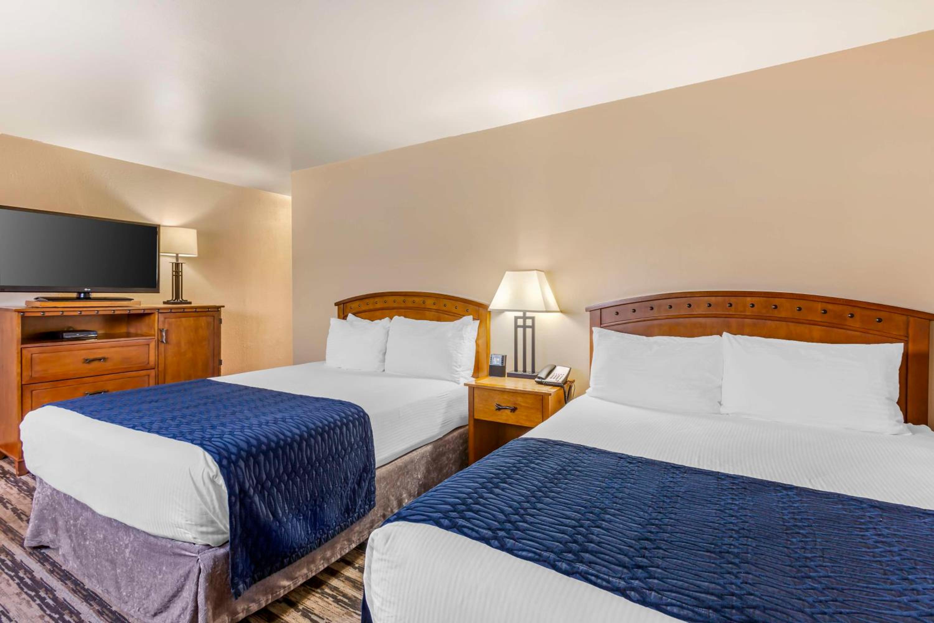 Two-Bedroom Queen Suite photo 1