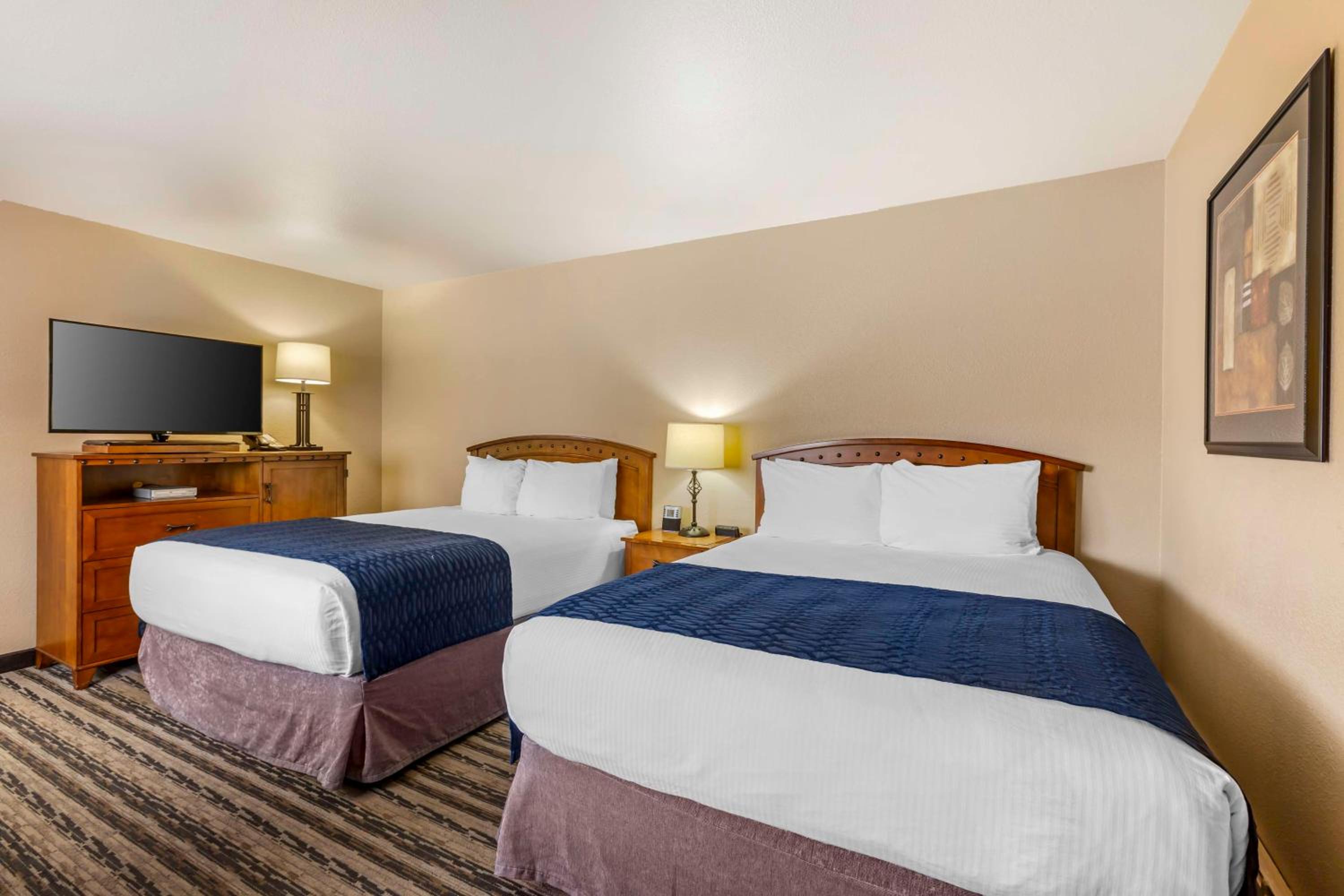 Small Queen Room with Two Queen Beds photo 3