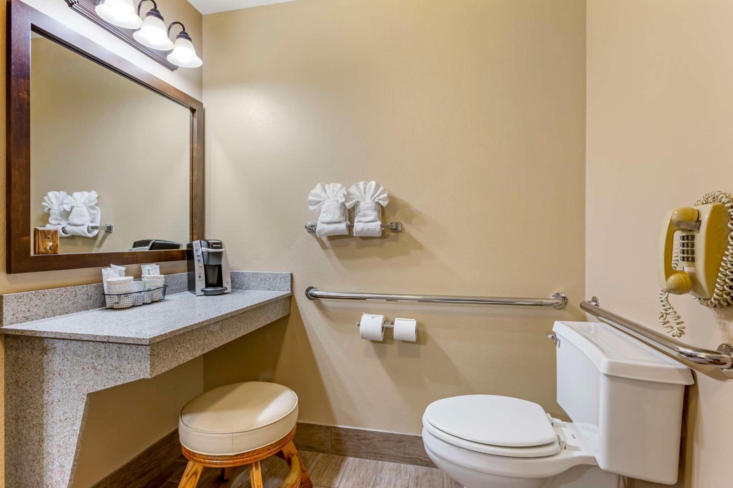Queen Room with Two Queen Beds with Bath Tub - Mobility Accessible/Non-Smoking