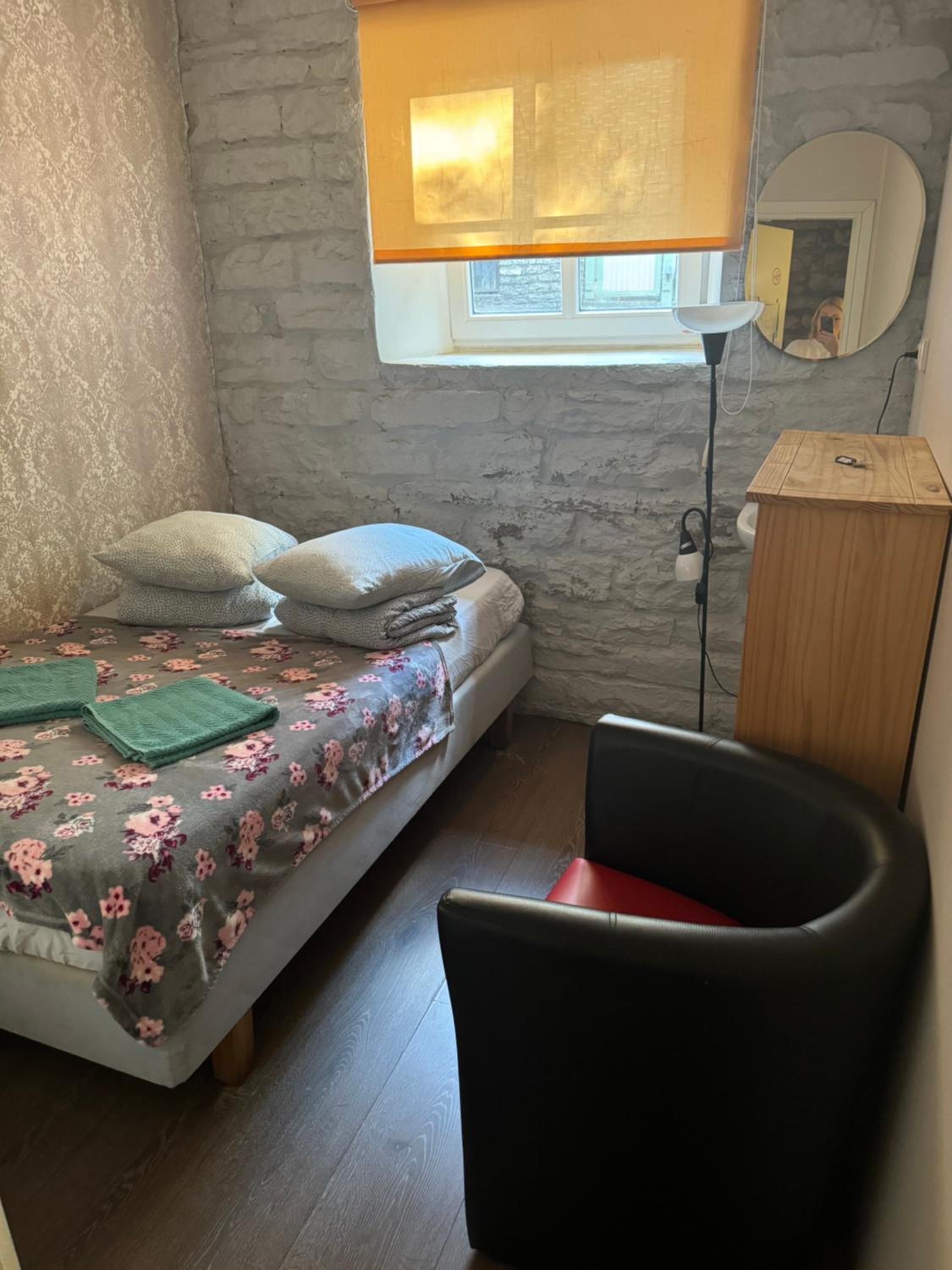 Budget Double Room - Semi-Basement Floor - Photo 9