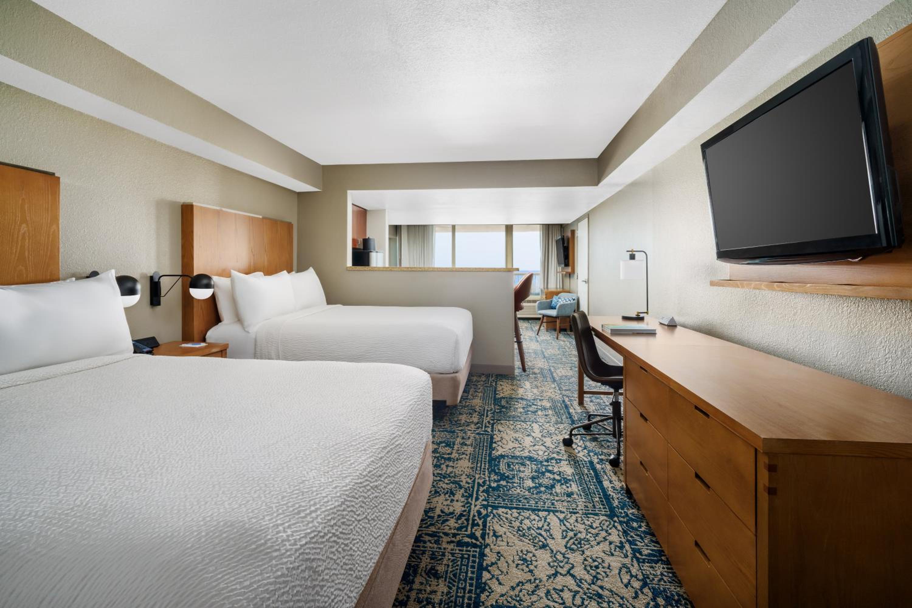 Deluxe Queen Room with Two Queen Beds, Balcony and Gulf View - Photo 5