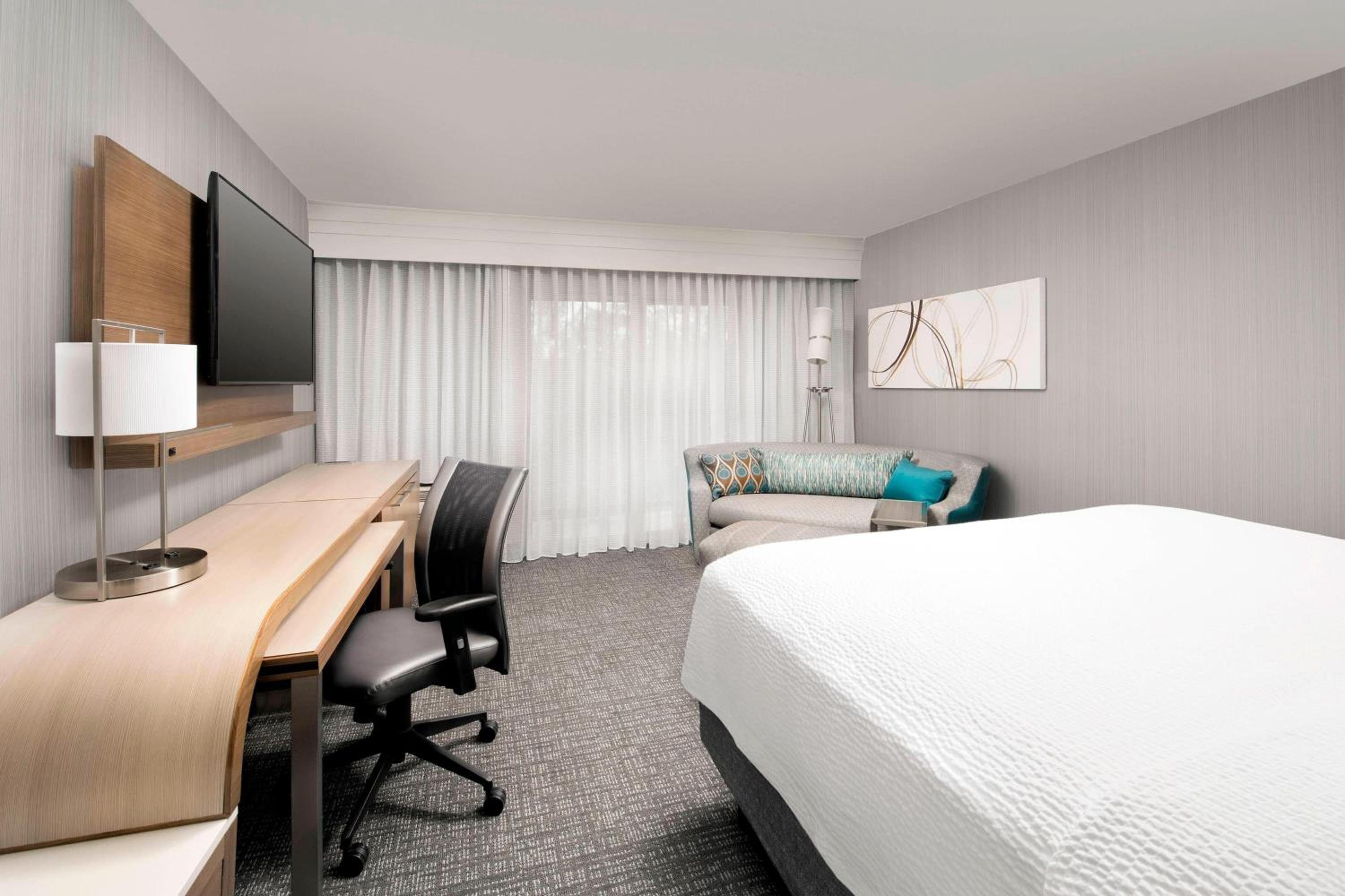 King Room with Sofa Bed - Photo 6