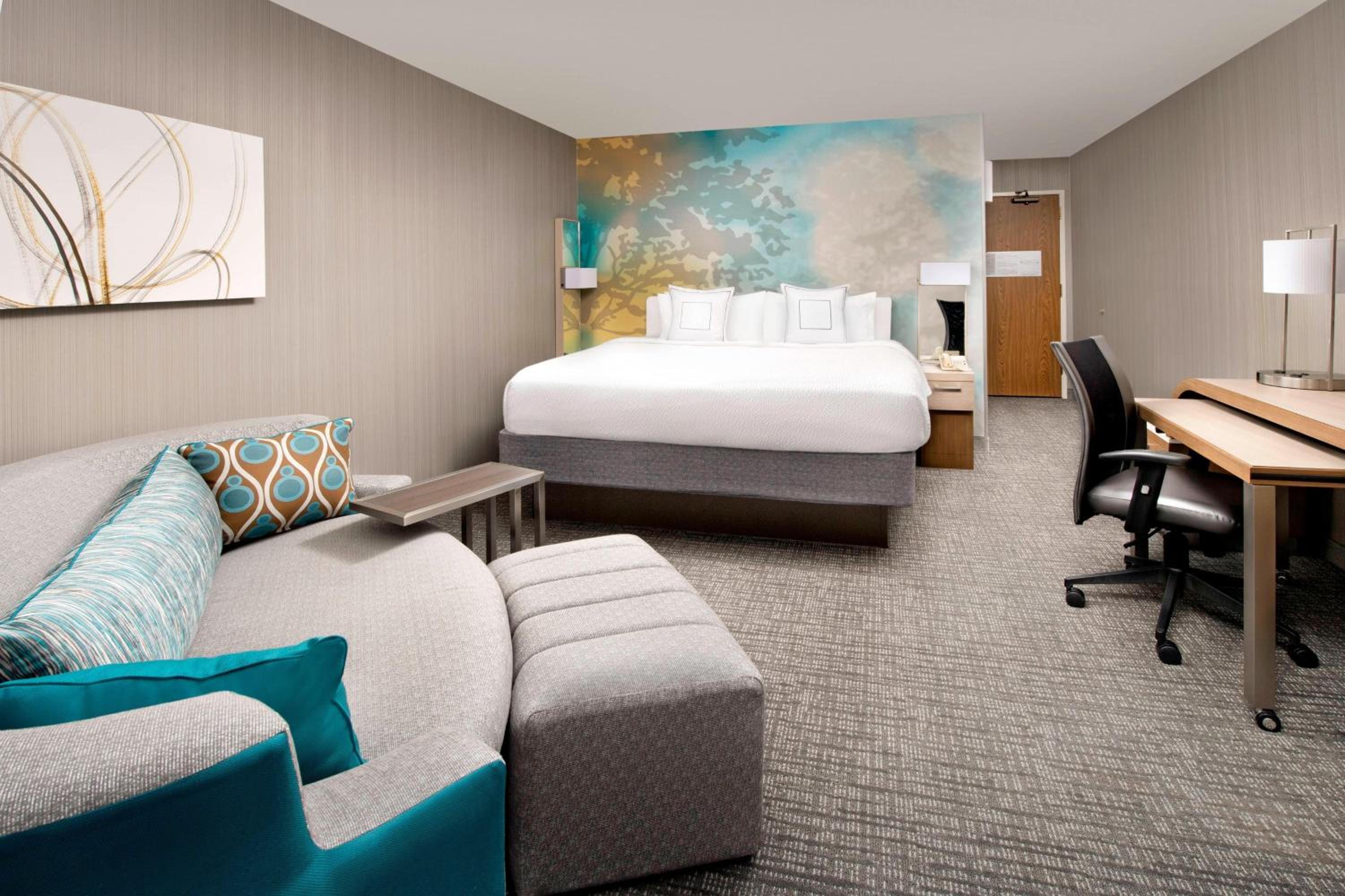 King Room with Sofa Bed - Photo 7