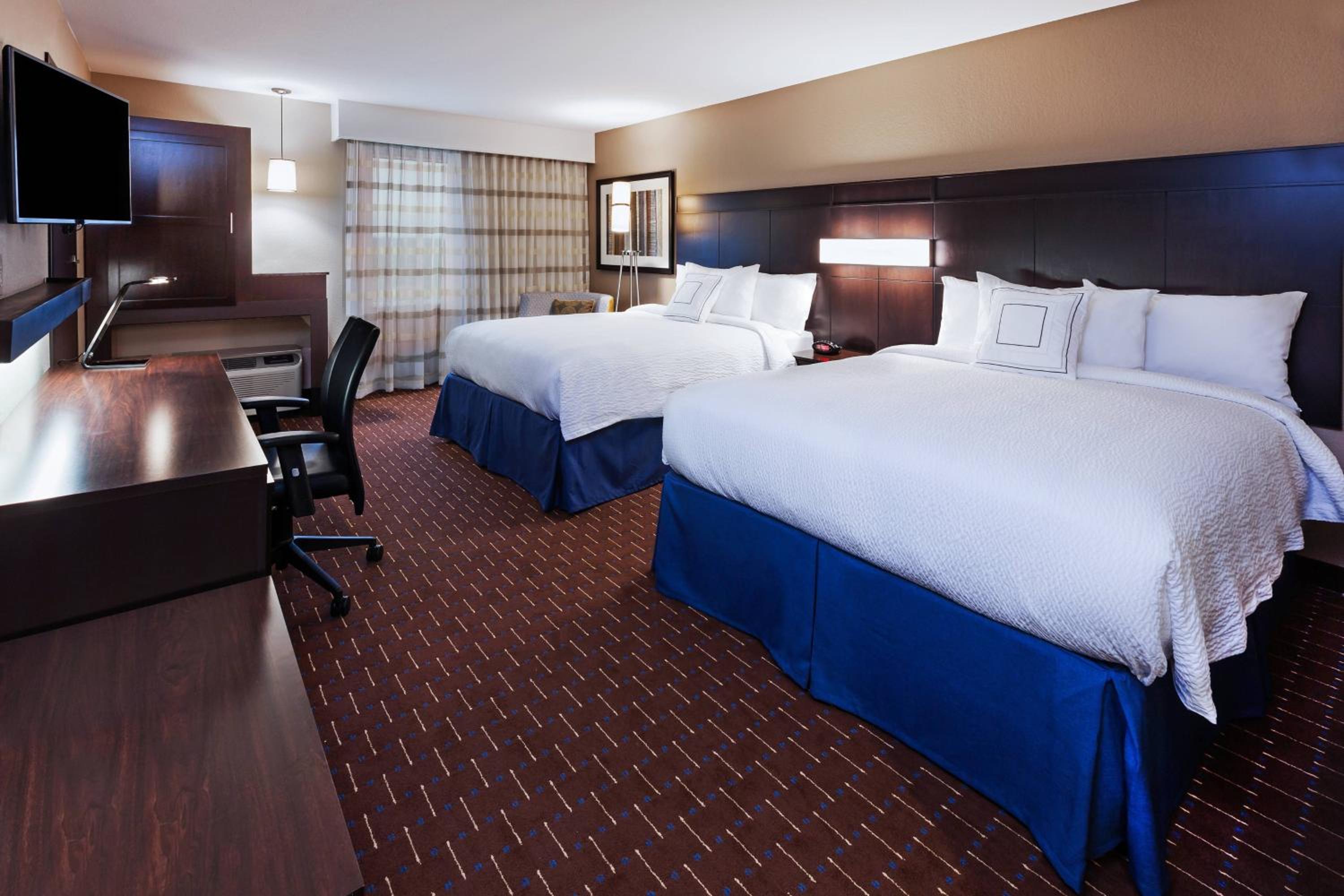 Queen Room with Two Queen Beds photo 1