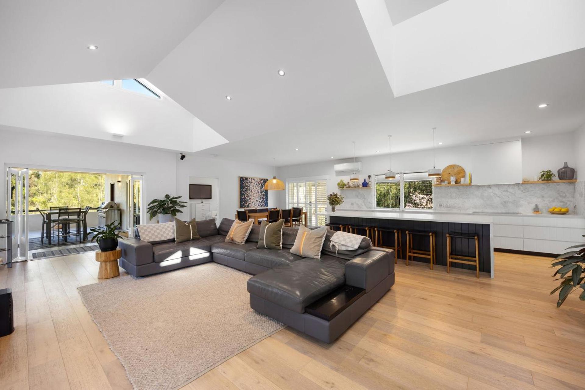 Five-Bedroom House photo 1