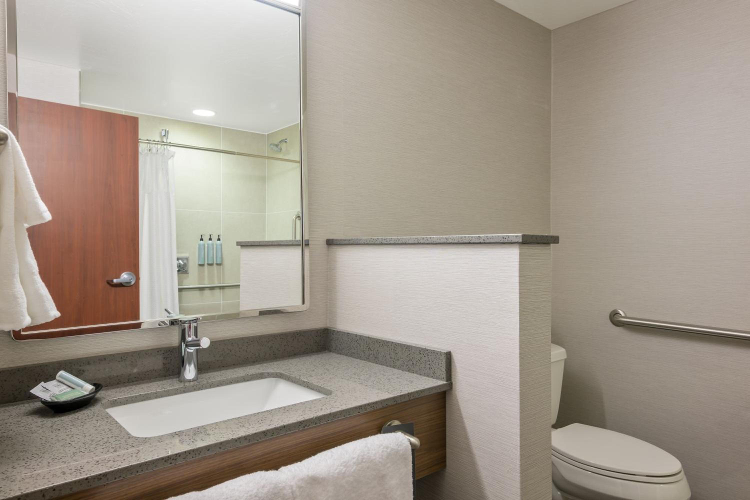 Queen Room with 2 Queen Beds - Photo 4