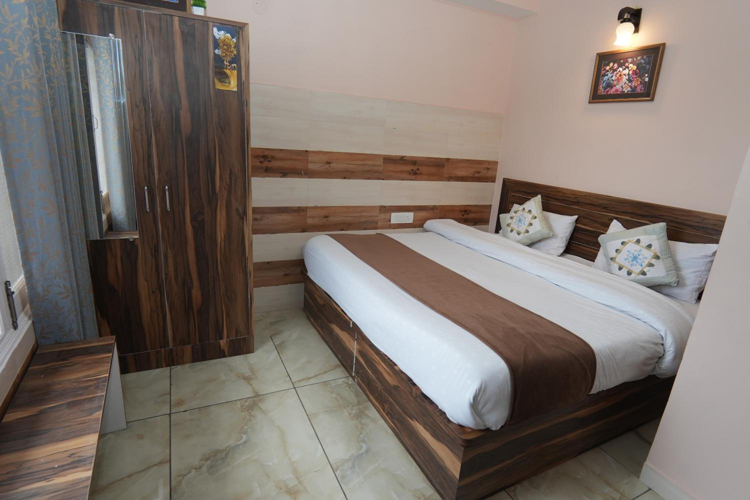 Eight-Bedroom House photo 1
