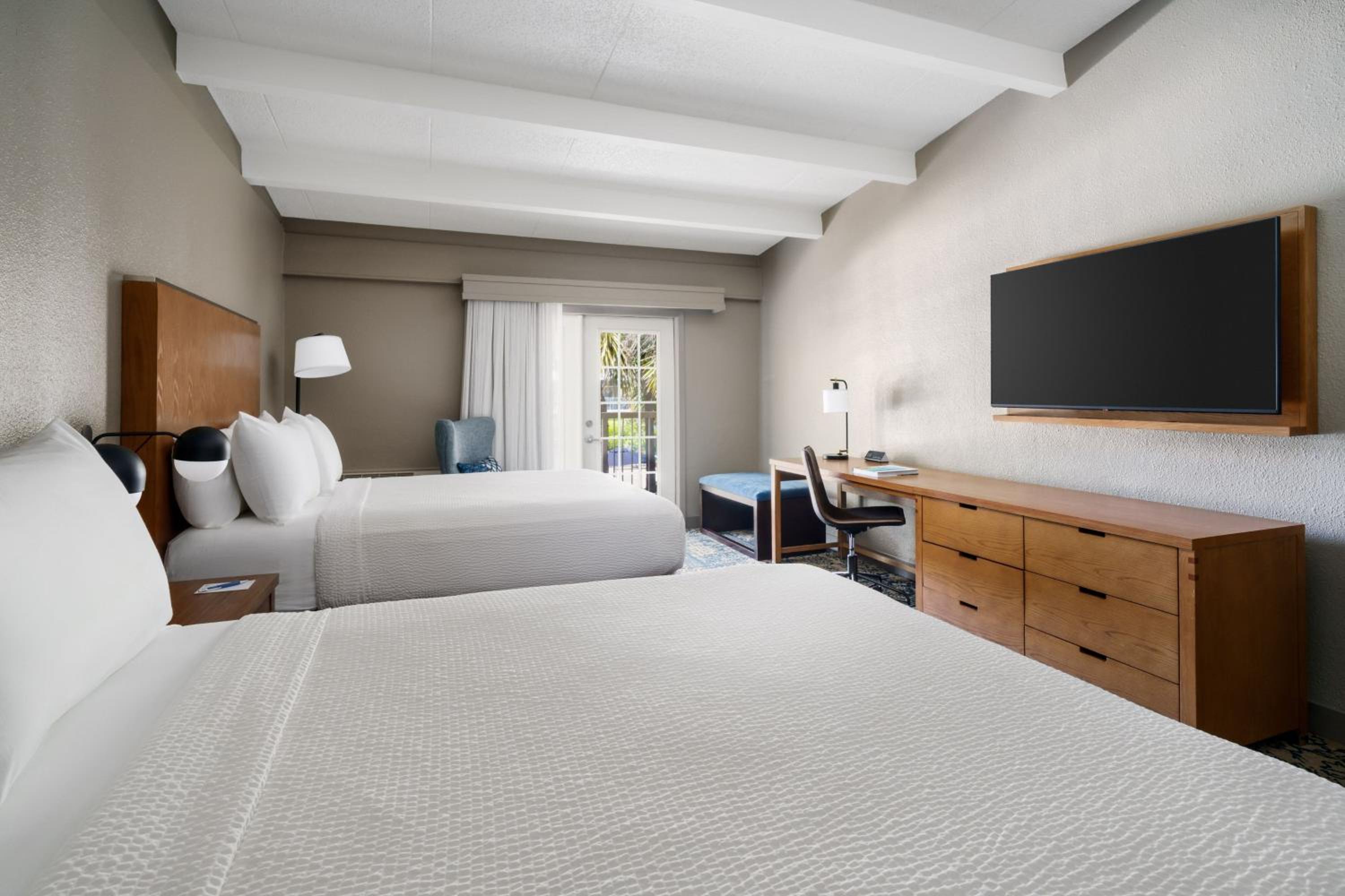 Traditional Queen Room with Two Queen Beds, Balcony and Courtyard View - Photo 4