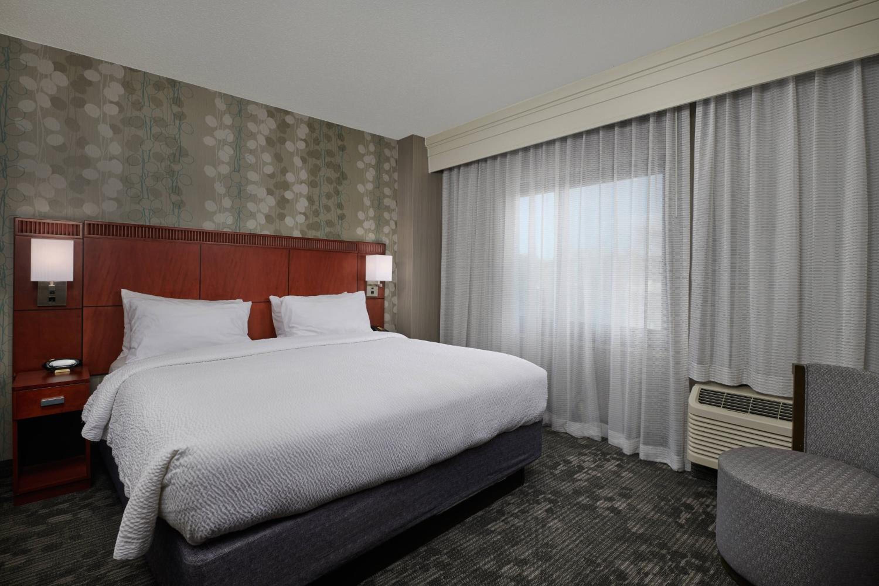 One-Bedroom King Suite with Sofa Bed and Balcony - Photo 2