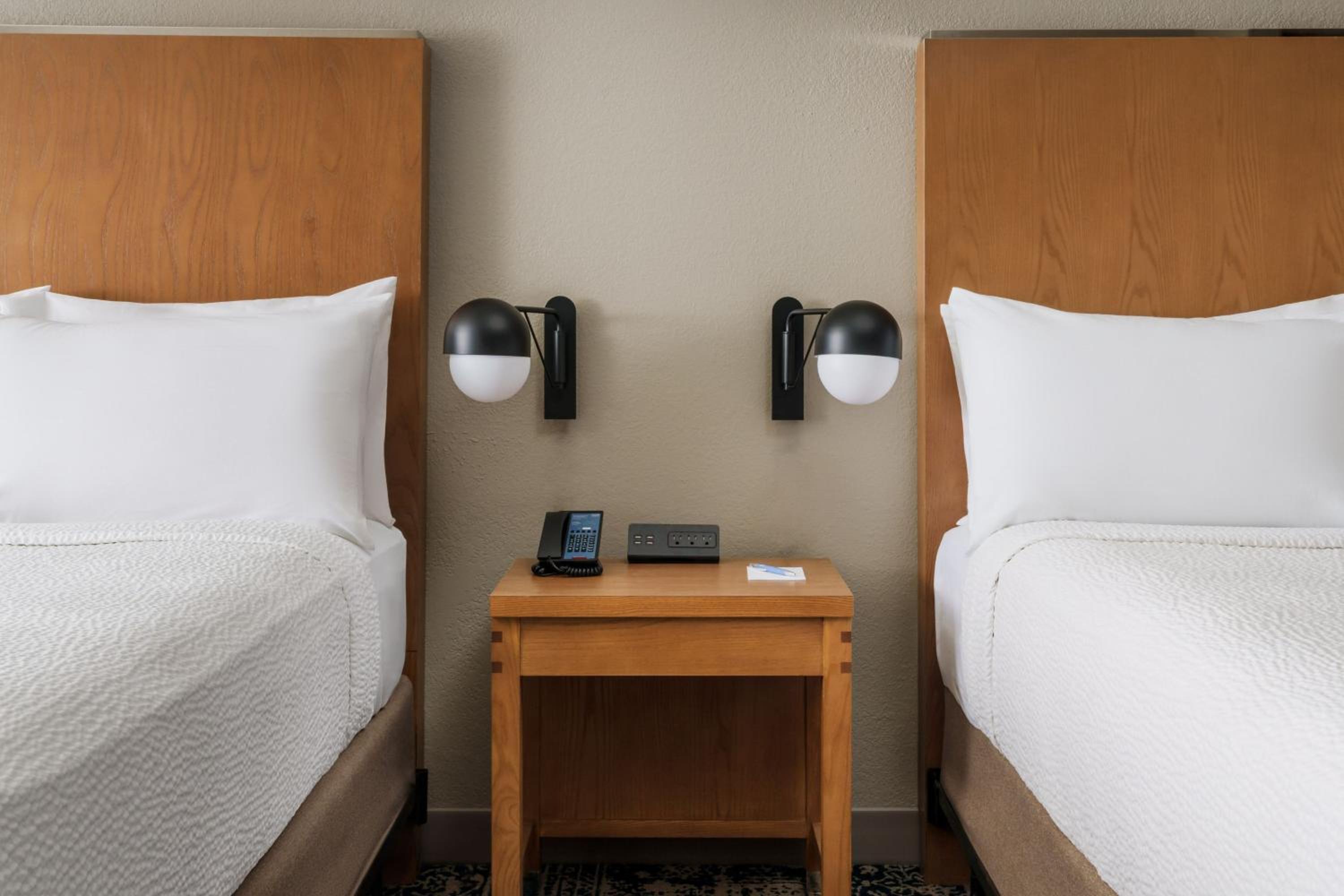 Deluxe Queen Room with Two Queen Beds, Balcony and Gulf View - Photo 7