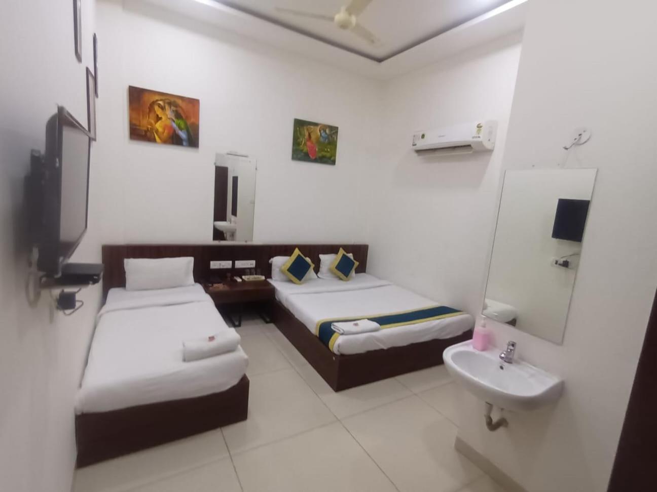 Deluxe King Room photo 1