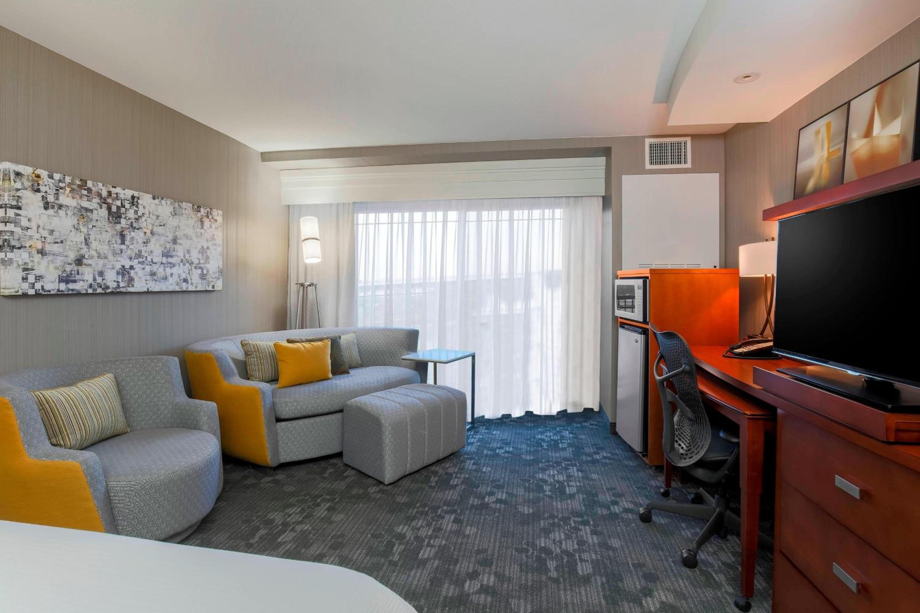 King Room with Sofa Bed and Adapted Tub - Mobility Accessible - Photo 3