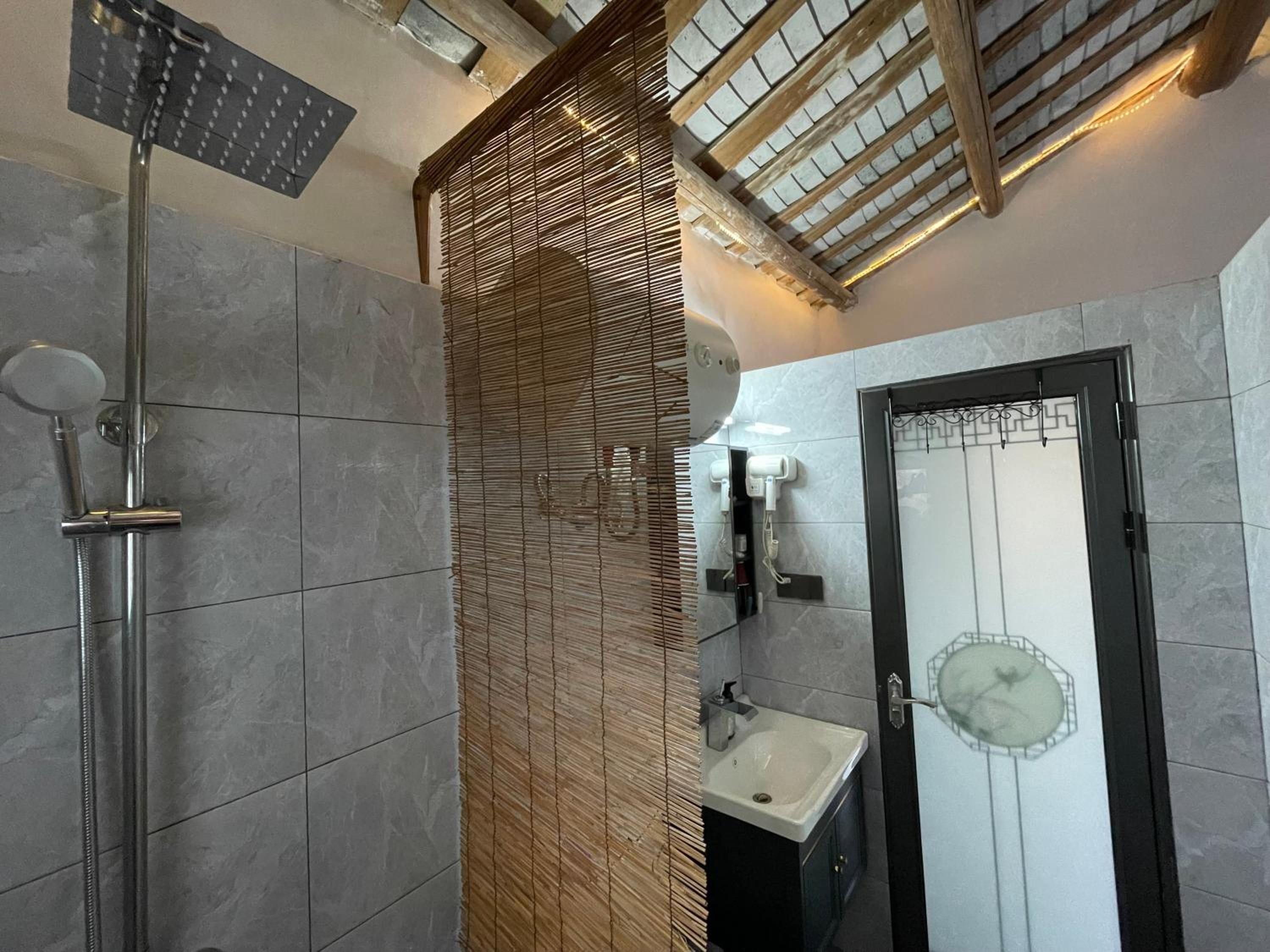 Quadruple Room with Private Bathroom photo 2