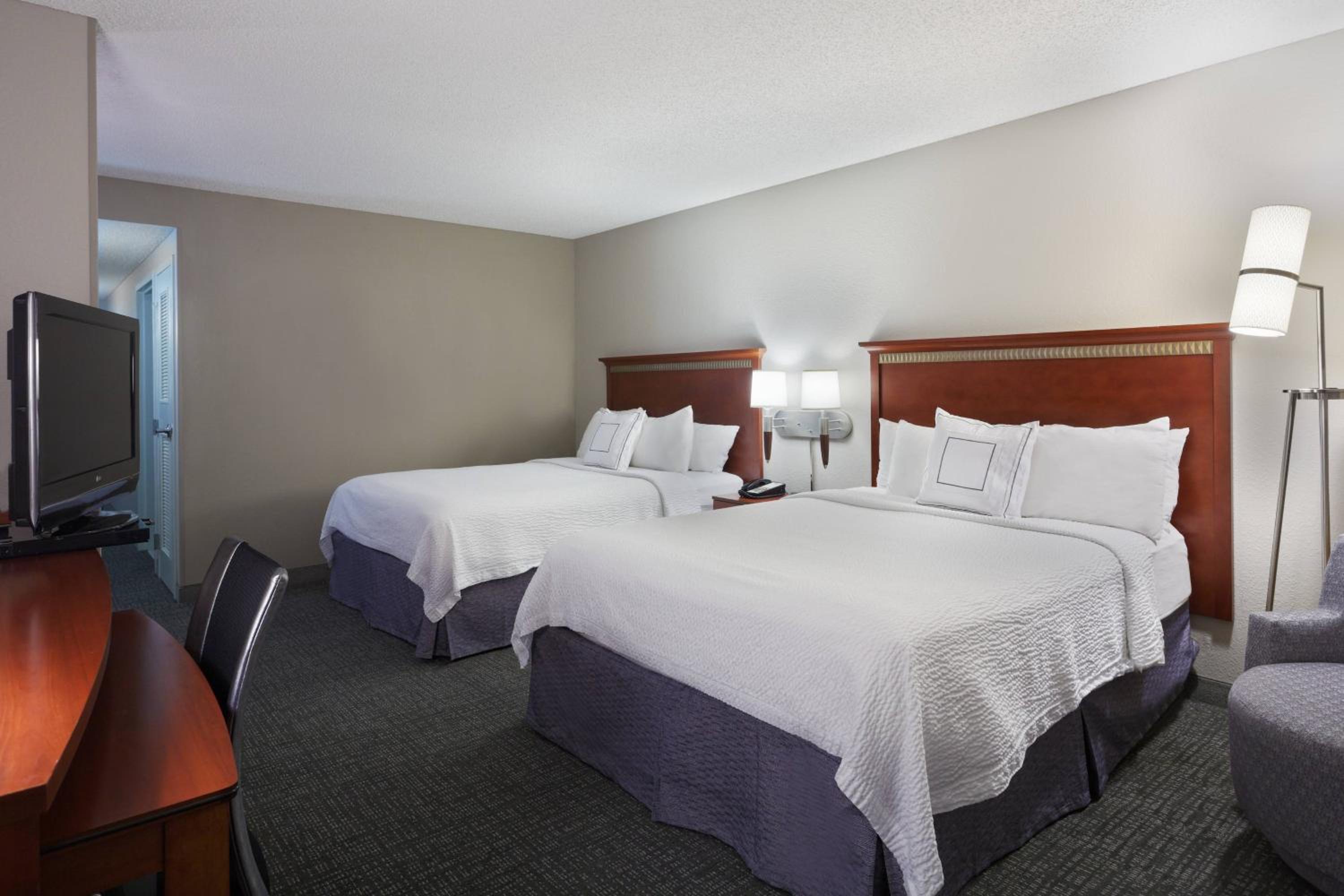 Queen Room with Two Queen Beds - Photo 1