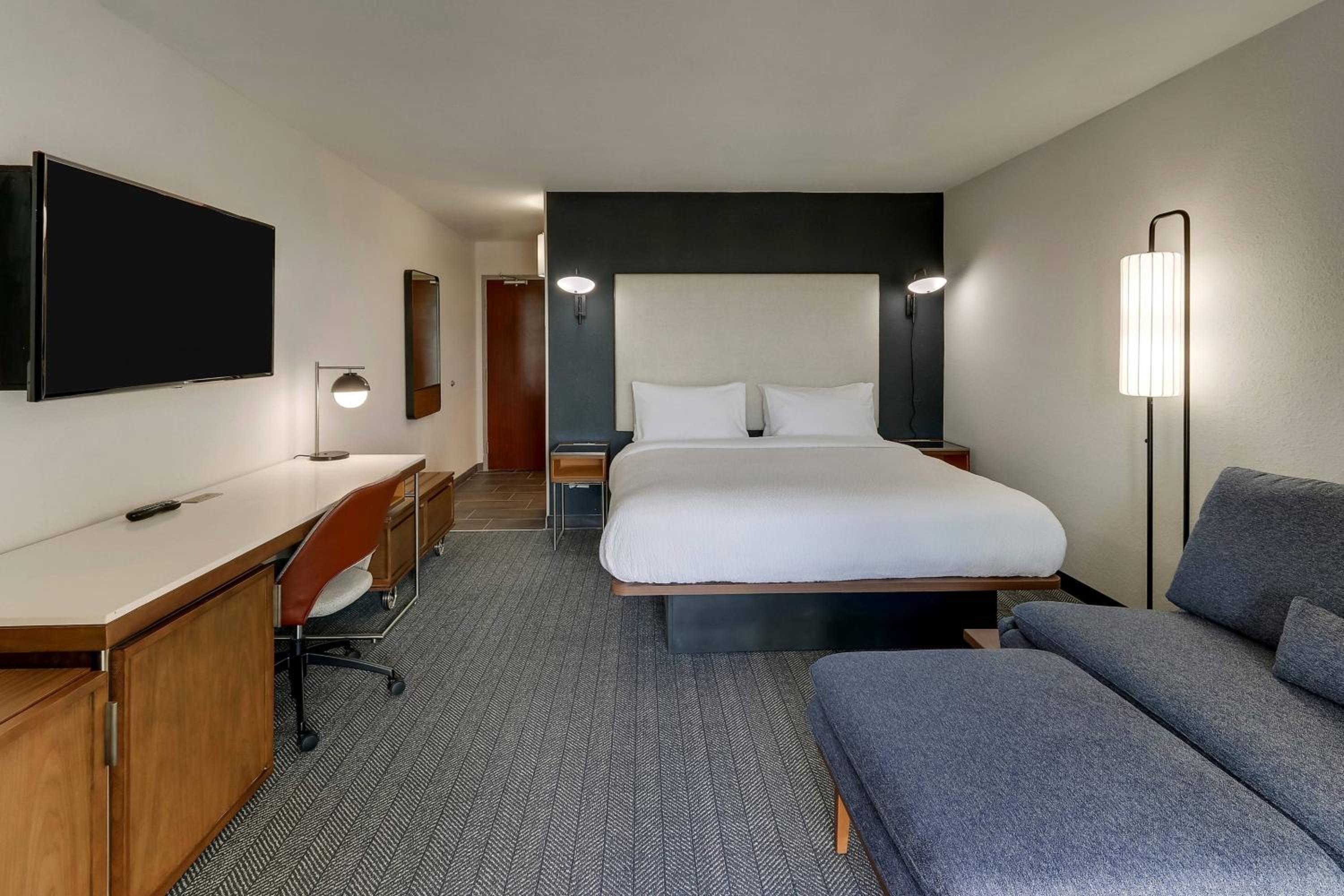 King Room with Sofa Bed - Photo 3