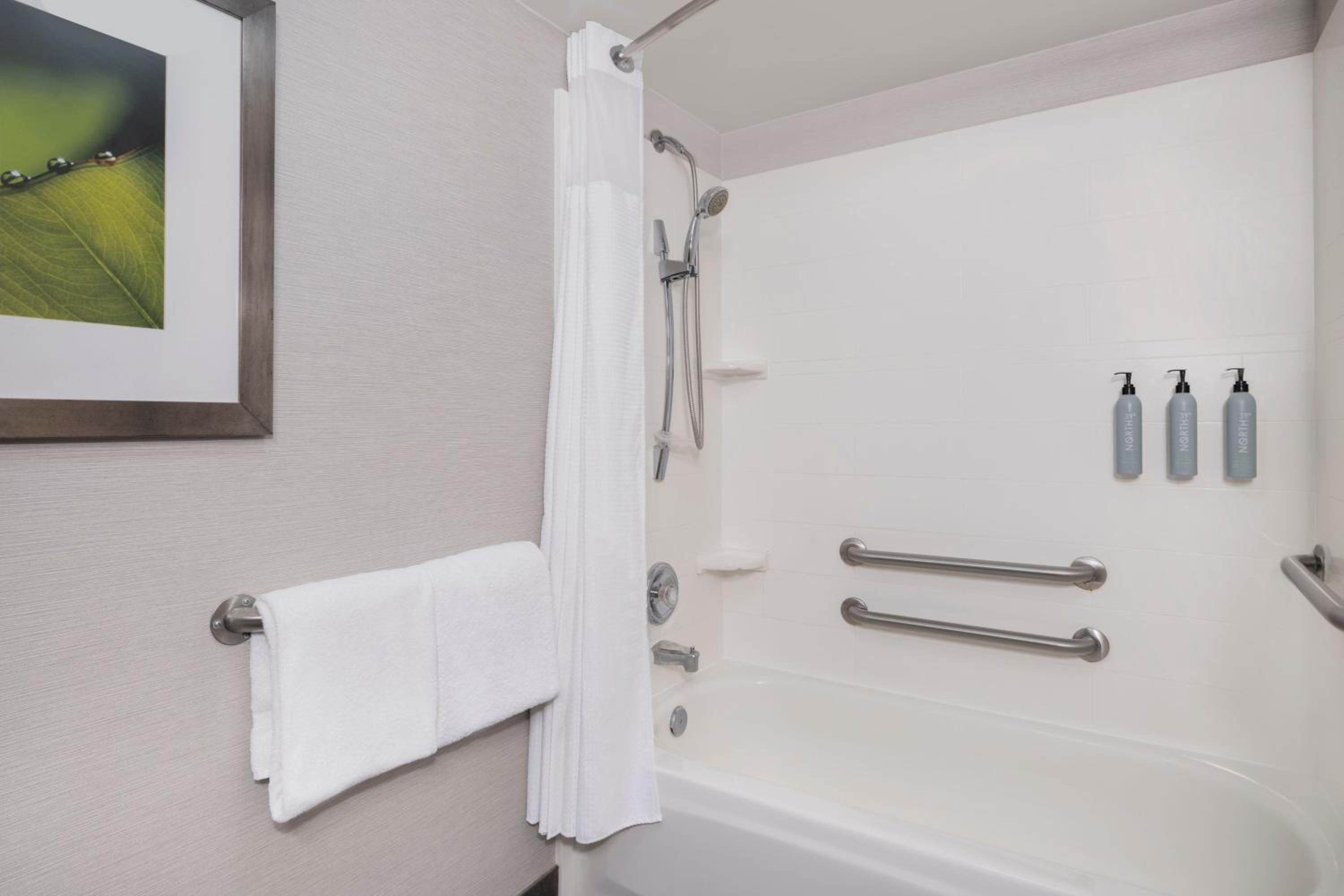 Queen Room with Two Queen Beds โ Hearing Accessible - Photo 8