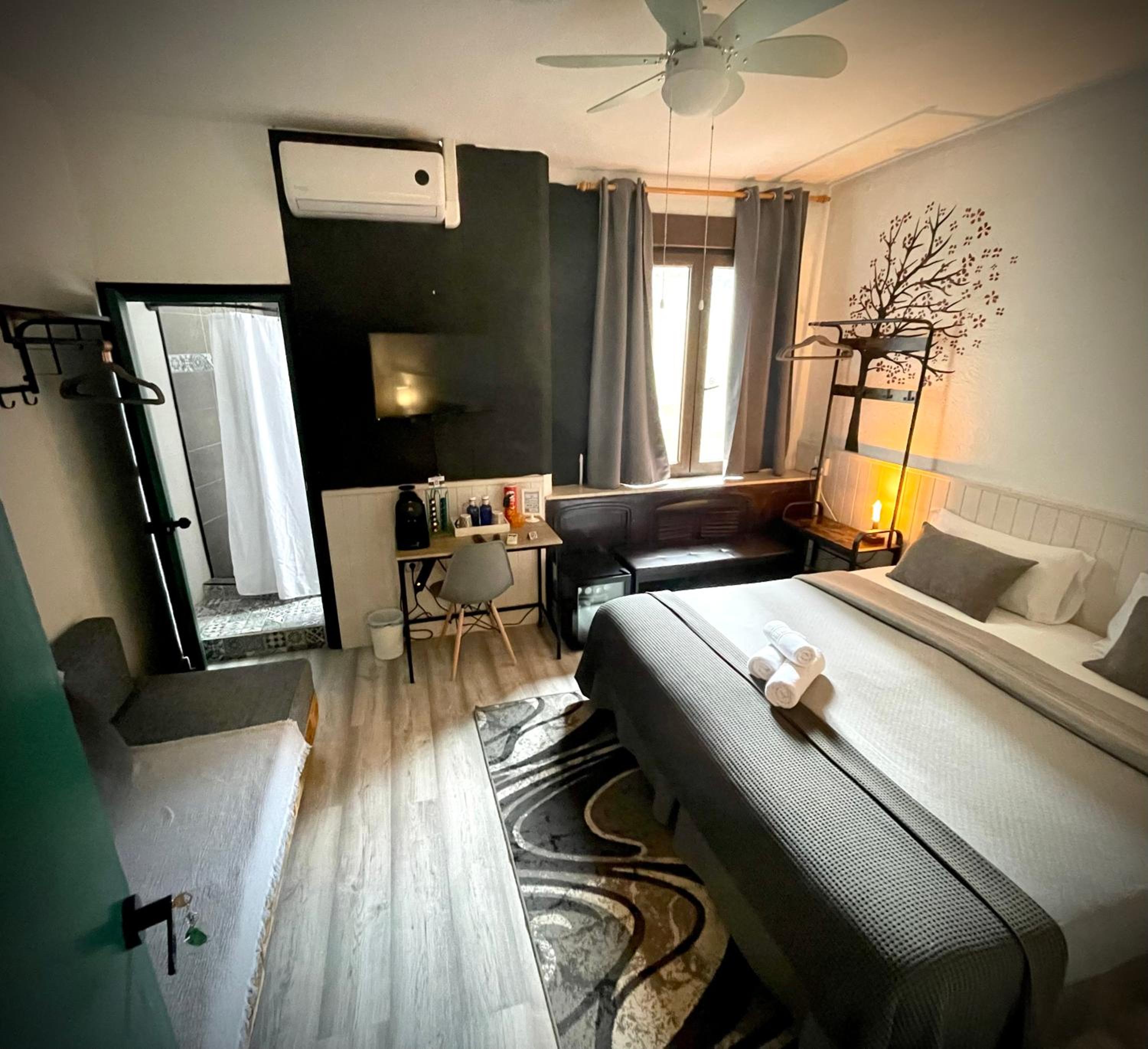Double Room with Private Bathroom - Photo 3