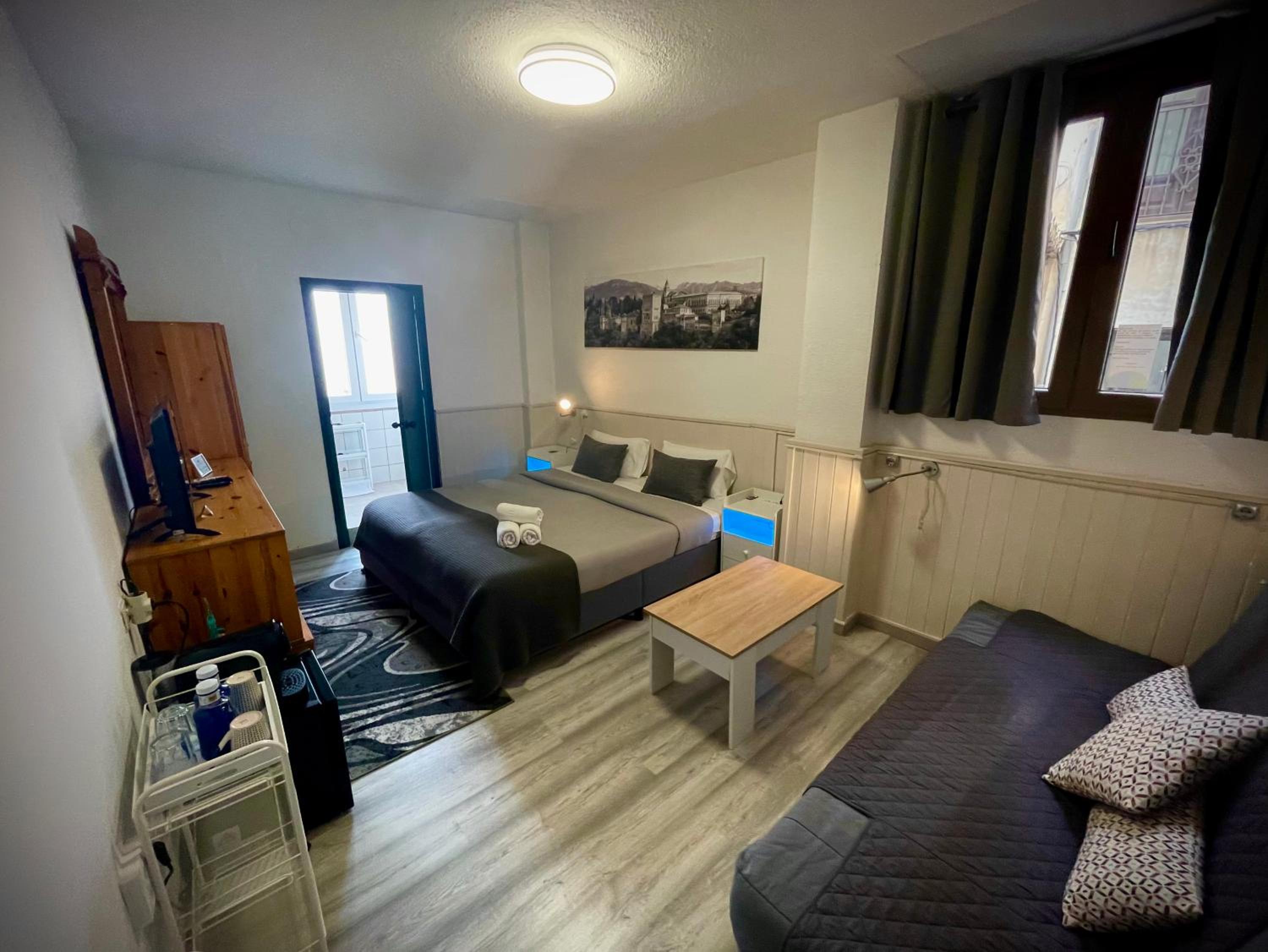 Double Room with Private Bathroom - Photo 15