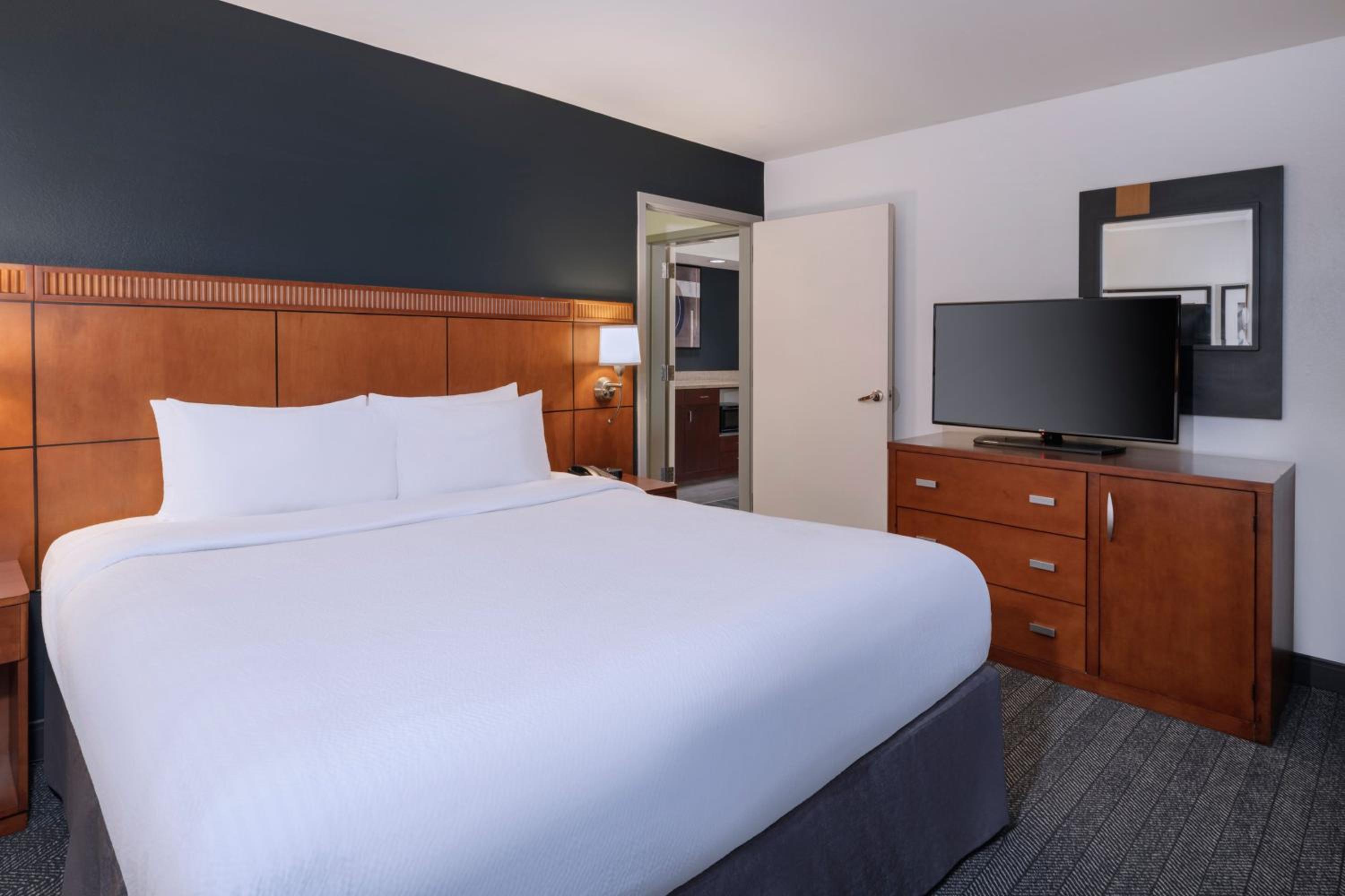 One-Bedroom King Suite with Sofa Bed and Balcony - Photo 3