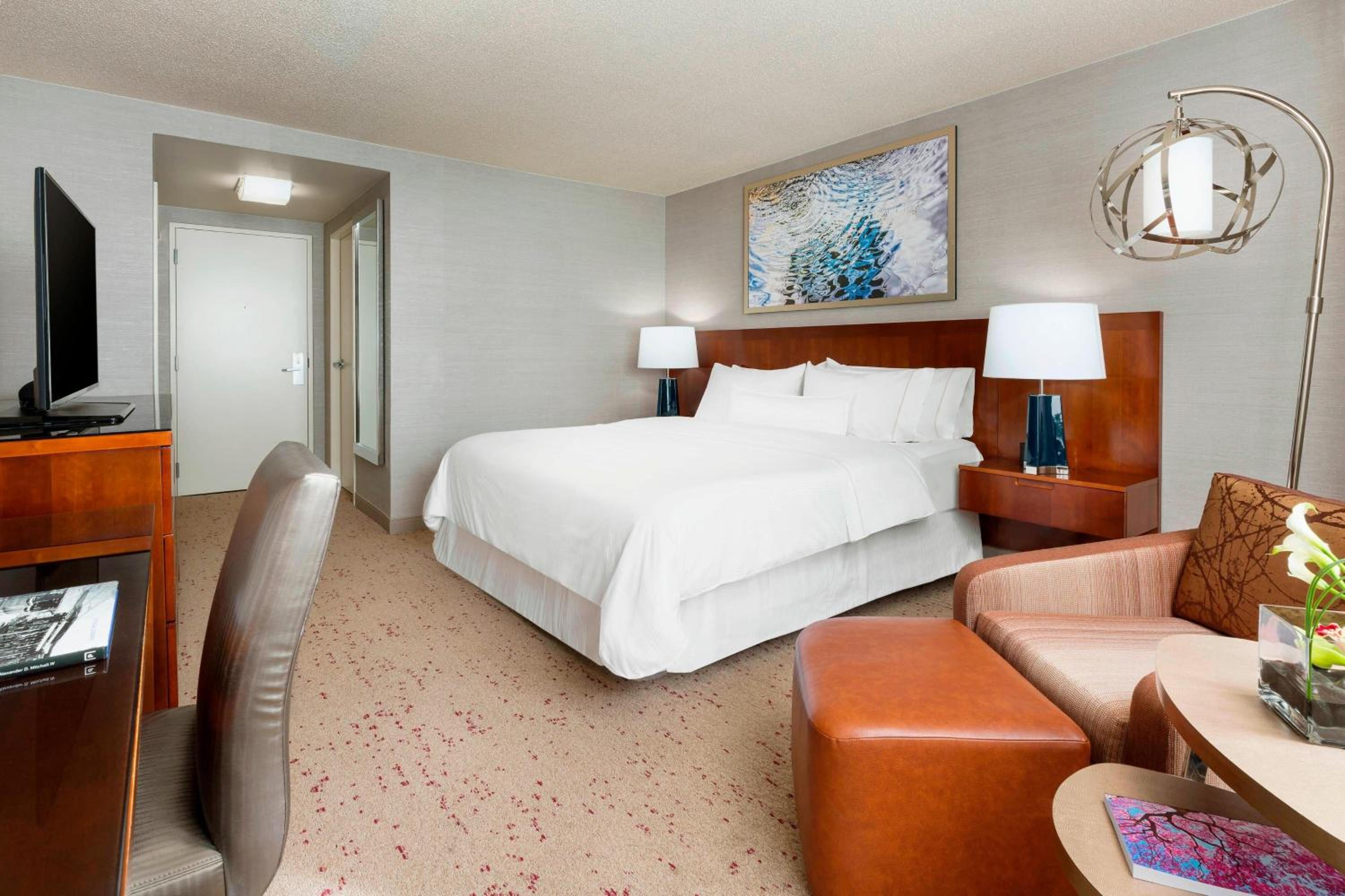 Guest room, 1 King, City view - Photo 6