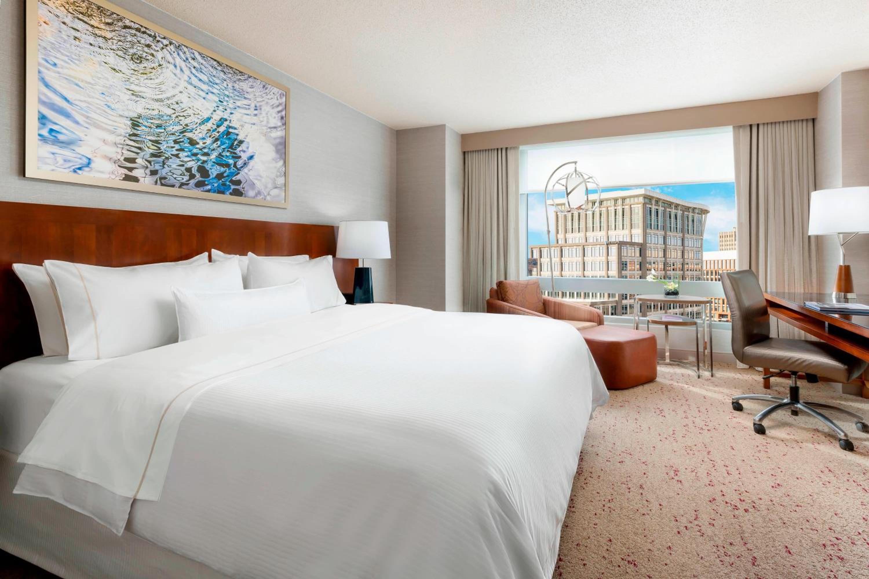 Guest room, 1 King, City view - Photo 5