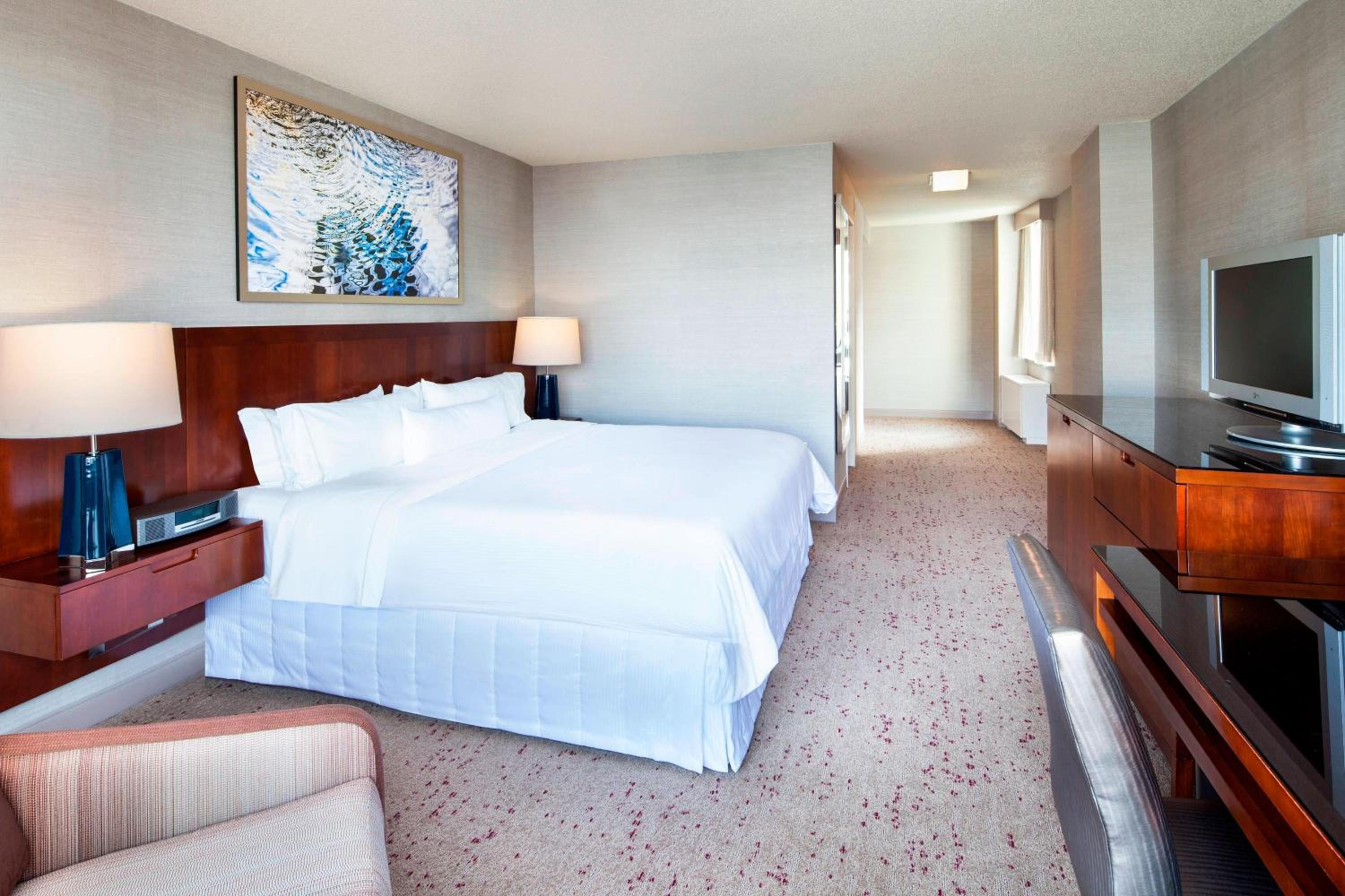 Guest room, 1 King, City view - Photo 2