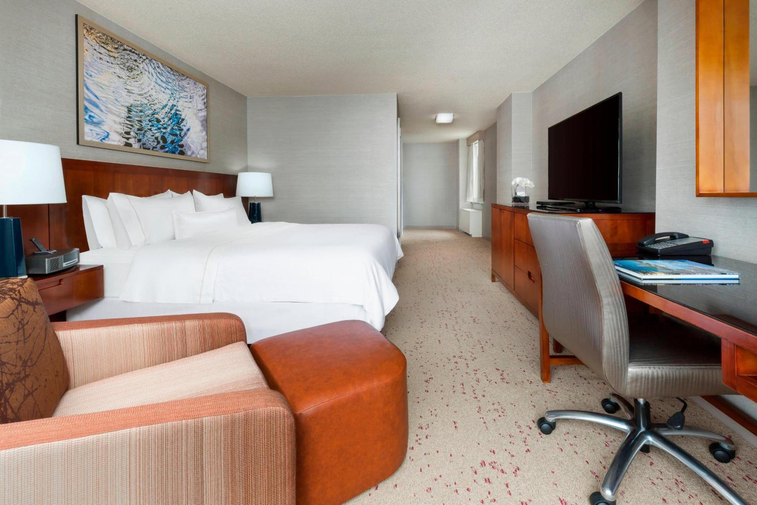 Guest room, 1 King, City view, High floor - Photo 4