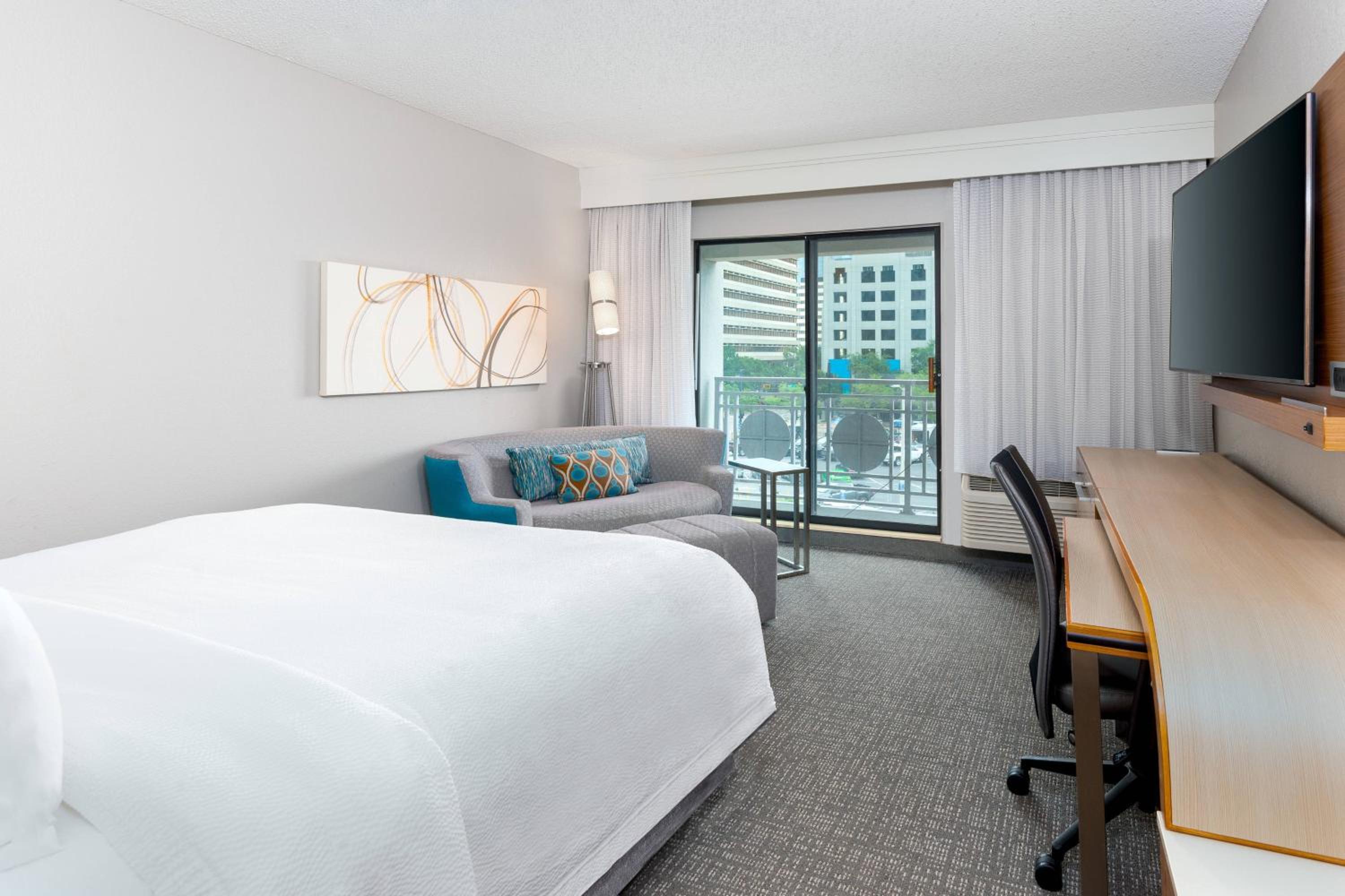 Guest room, 1 King, Sofa bed, Balcony - Photo 1