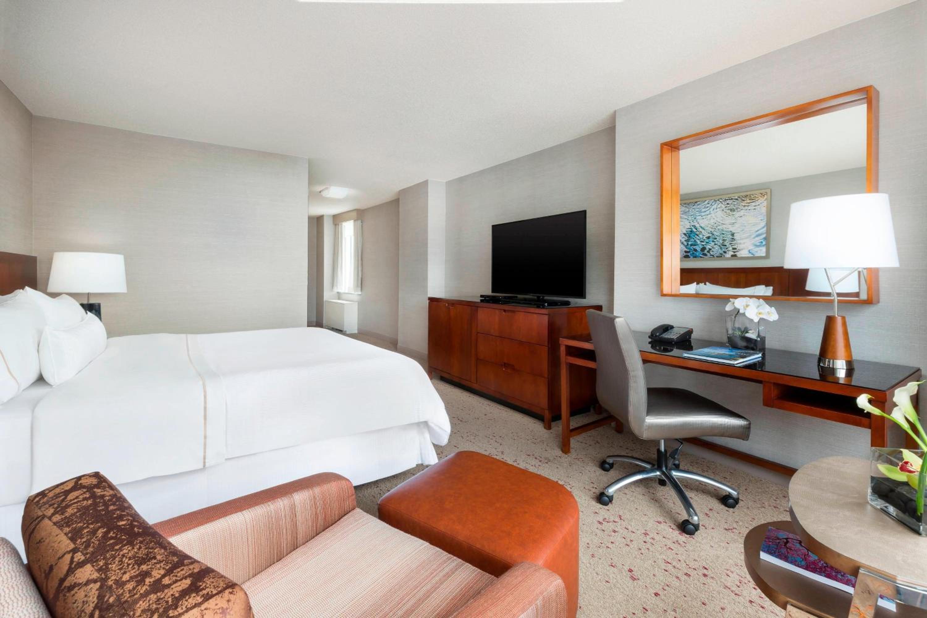 Guest room, 1 King, City view, High floor - Photo 3