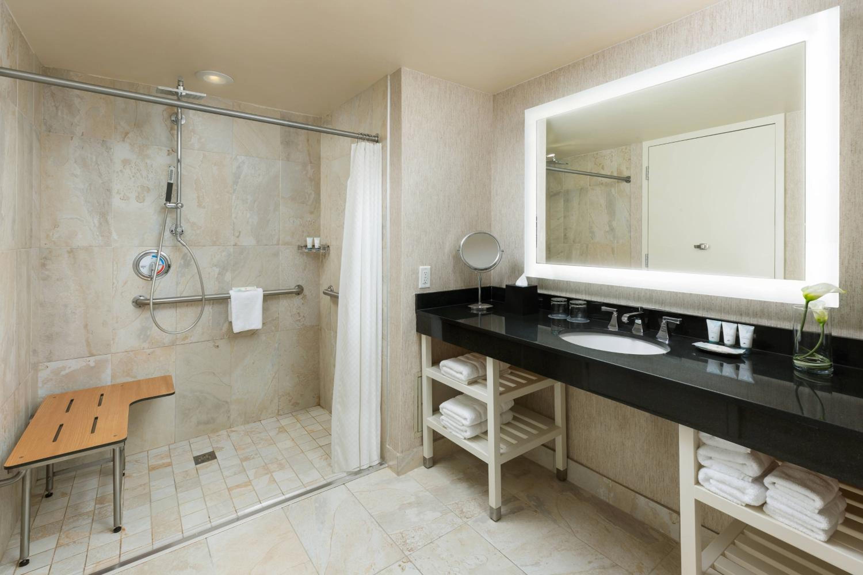 Guest room, 1 King, City view - Photo 9
