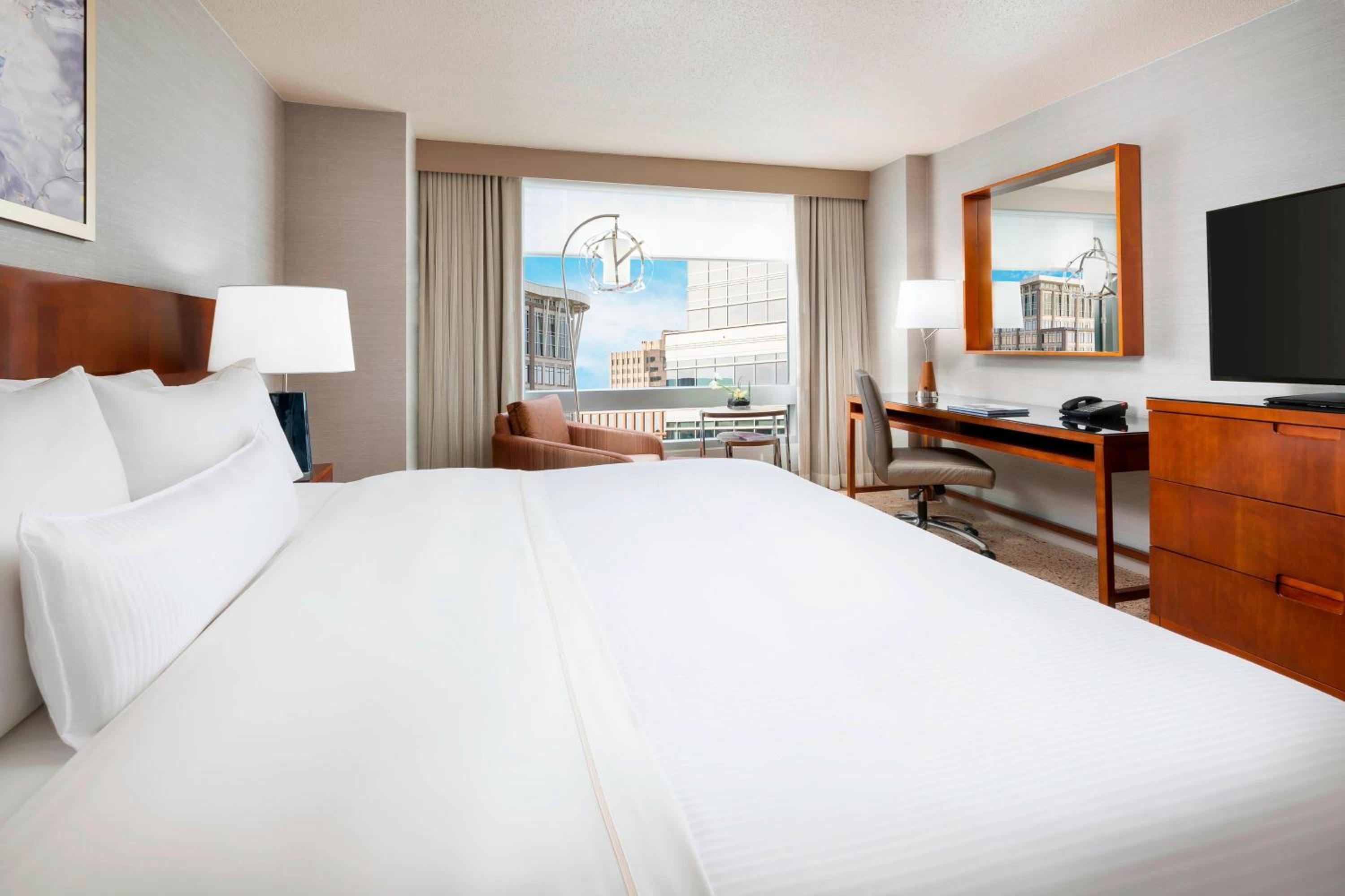 Guest room, 1 King, City view - Photo 4