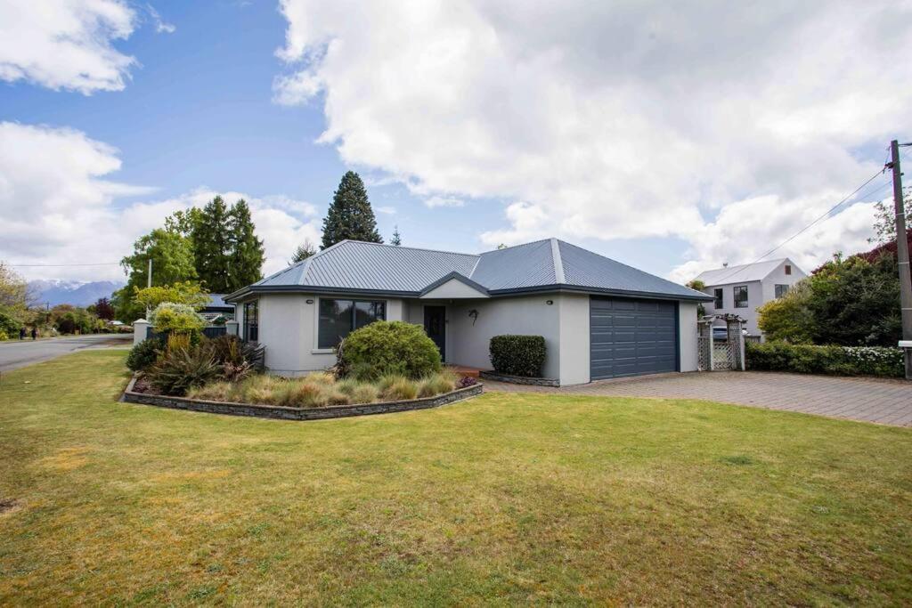 Three-Bedroom House photo 3
