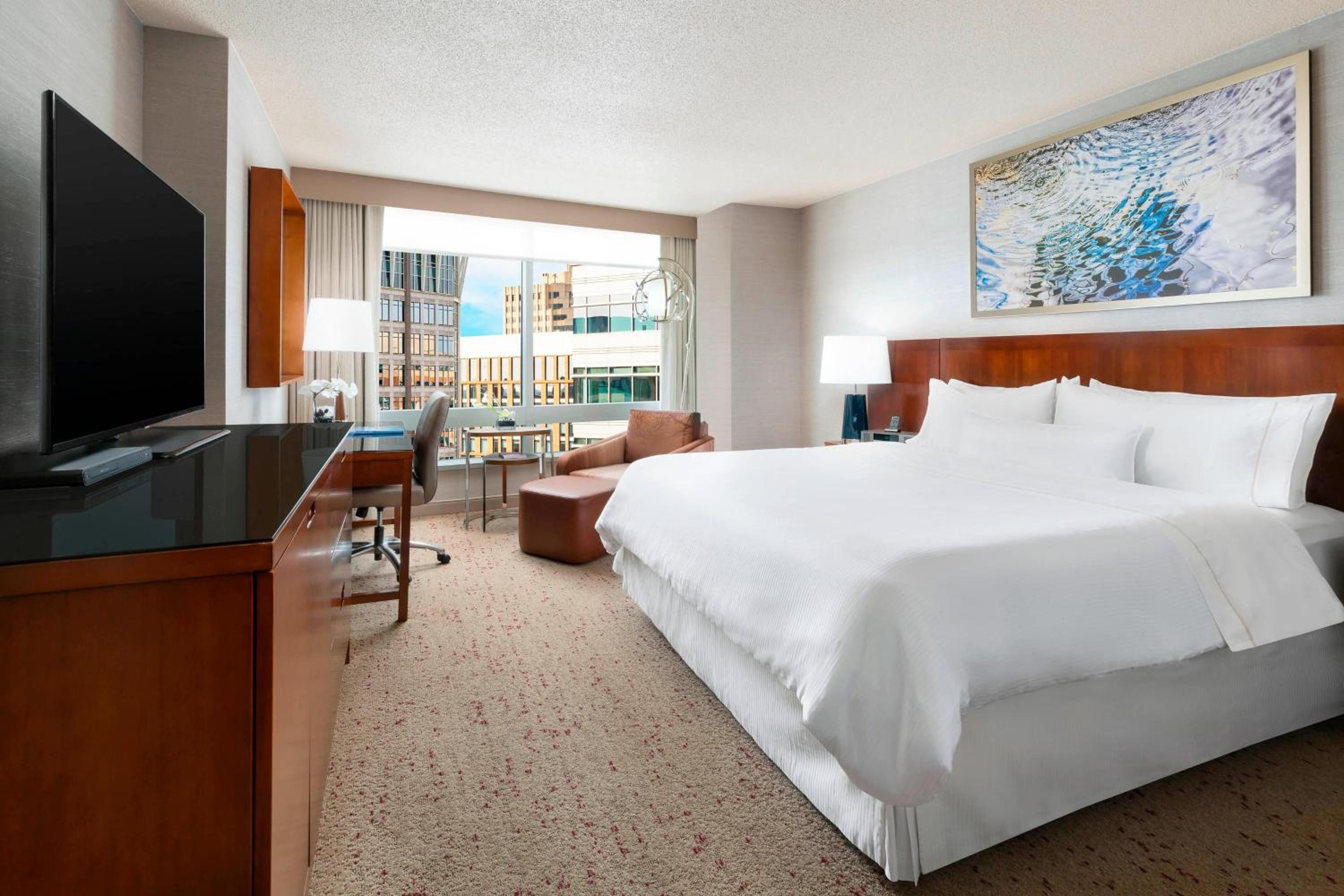 Guest room, 1 King, City view - Photo 7