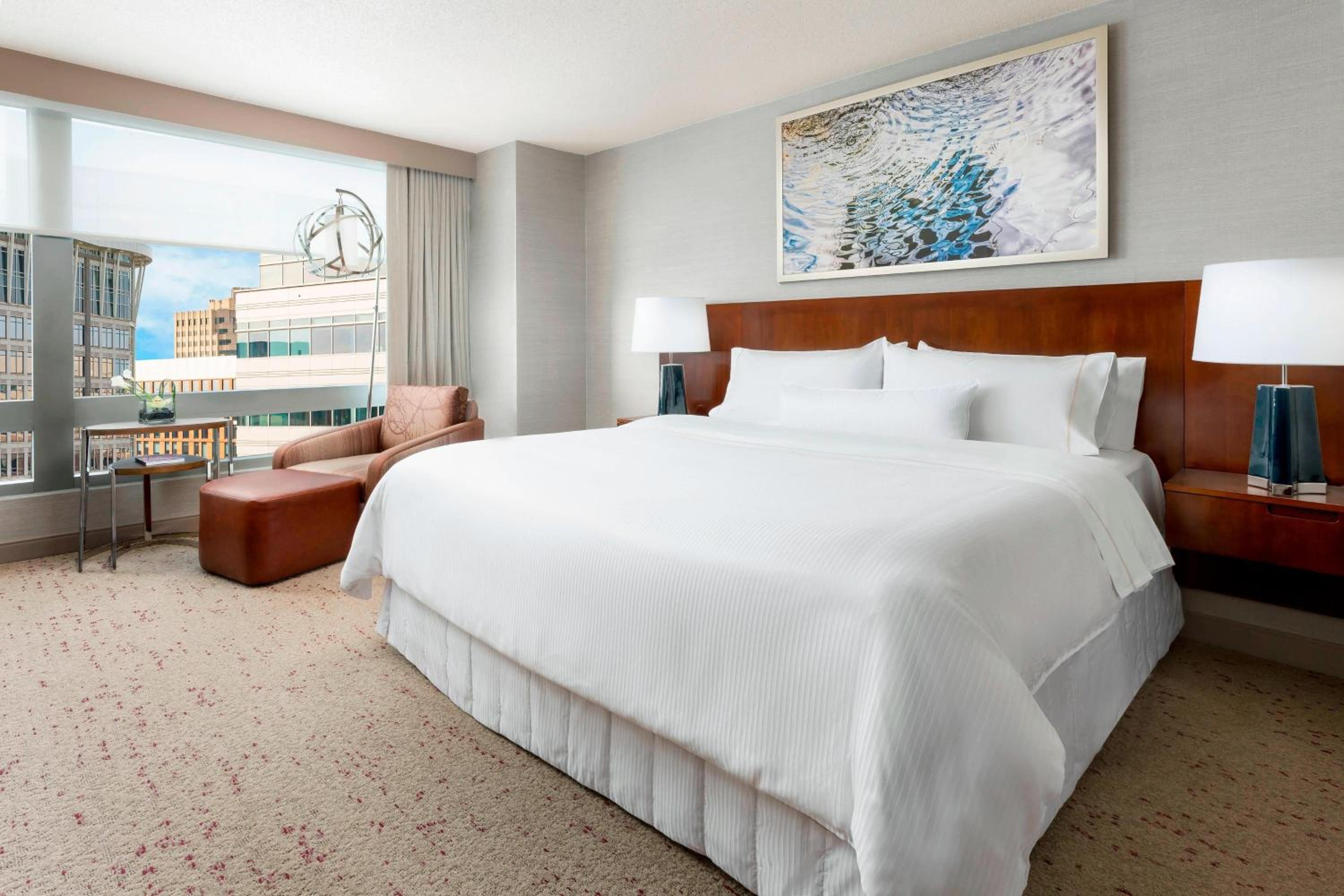 Guest room, 1 King, City view, High floor - Photo 2