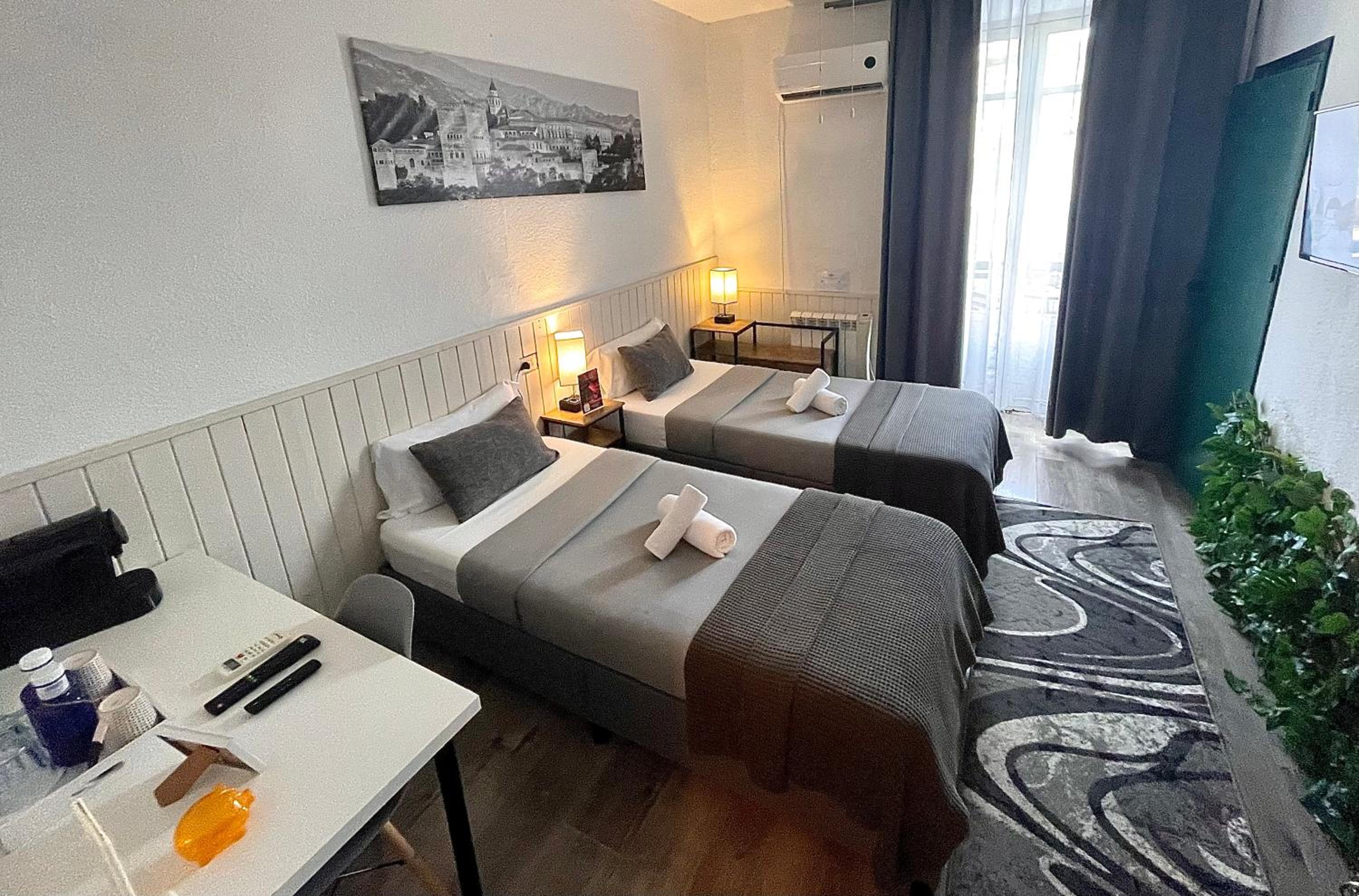 Double Room with Private Bathroom - Photo 14